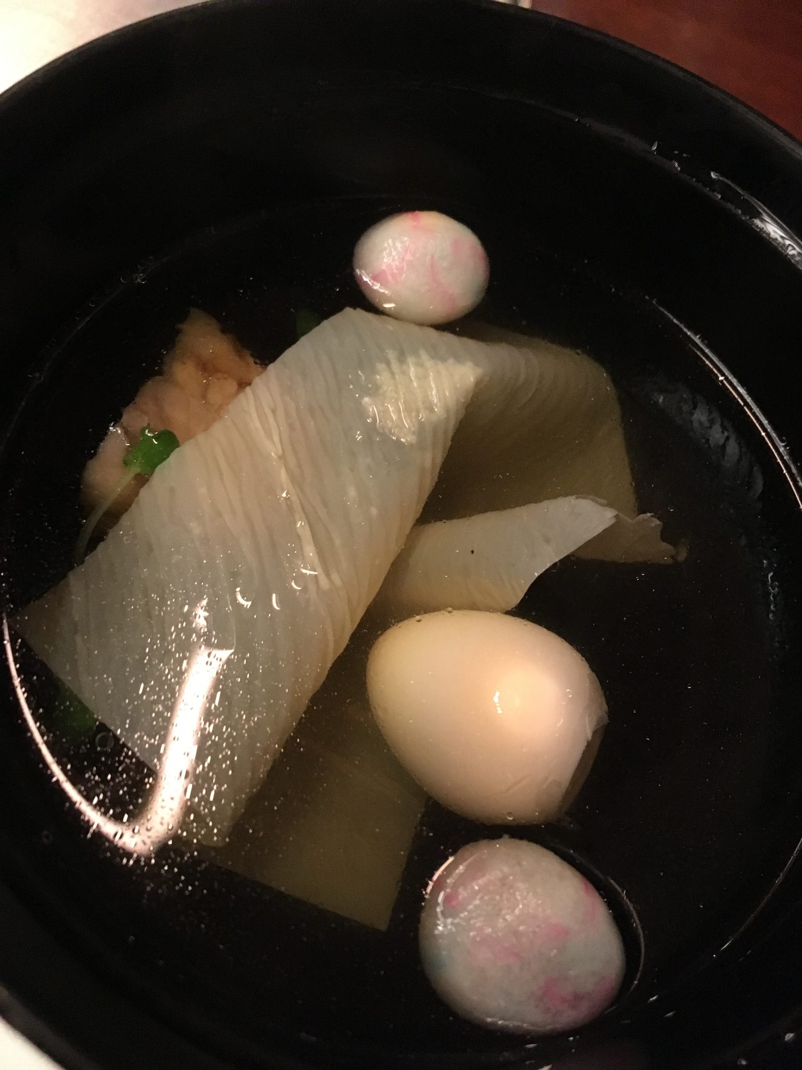 Suppe mit Tofublatt, Tofu, Wachtelei, Matsumi