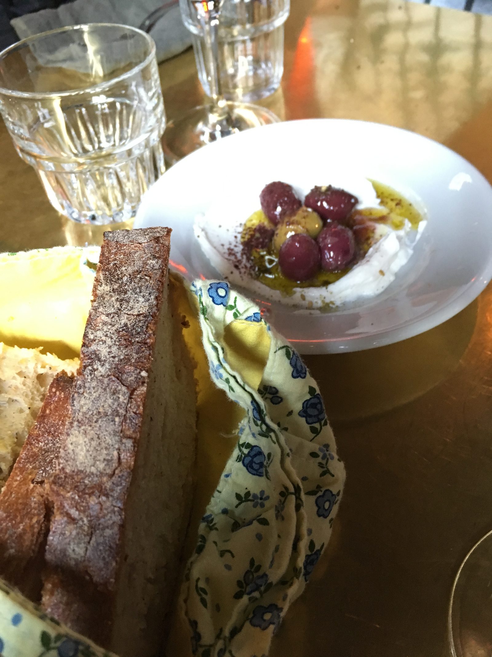 Brot, Yoghurt, Oliven, Neni