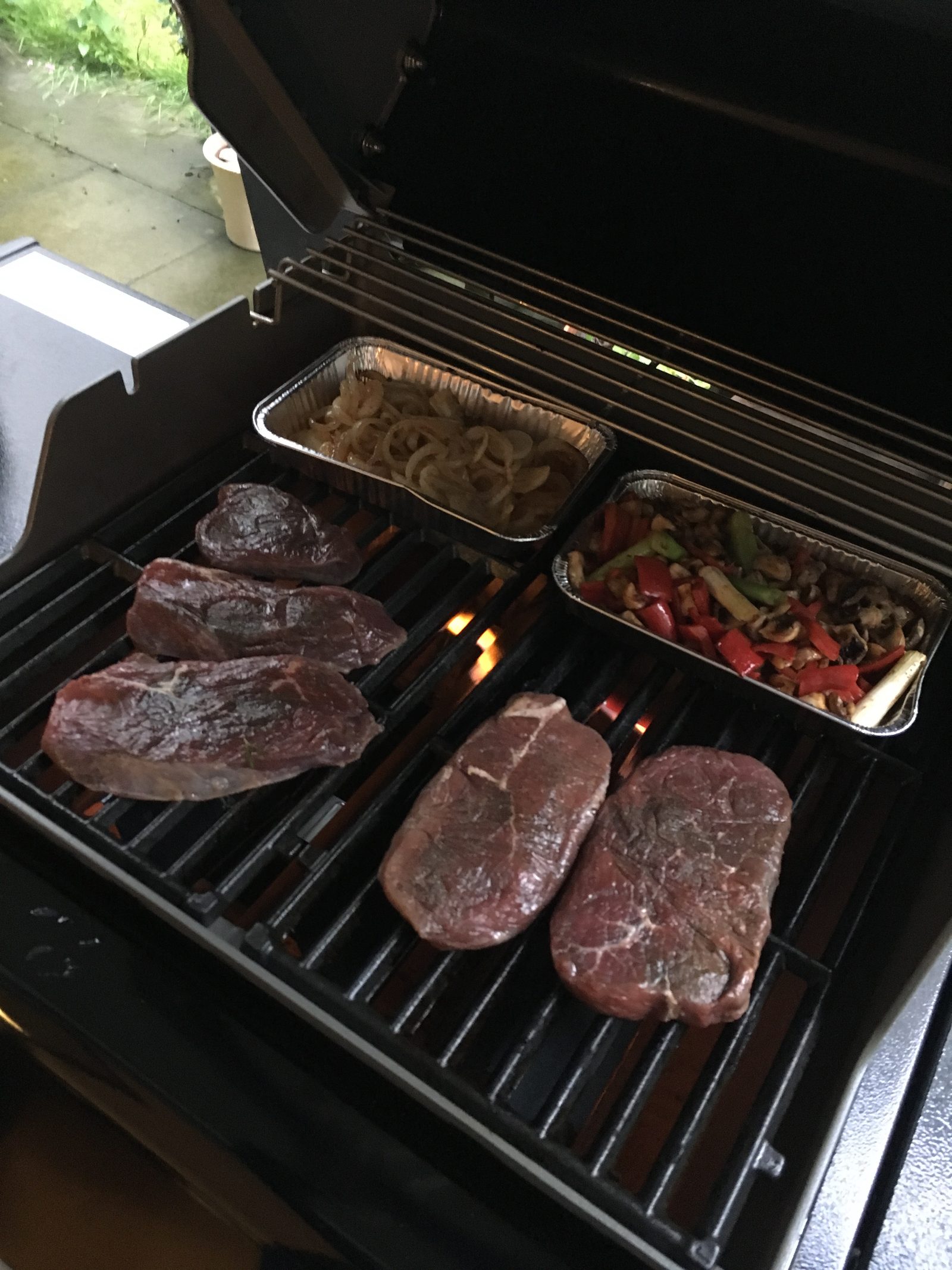 Steaks auf dem Grill, Grillen bei Ruderers