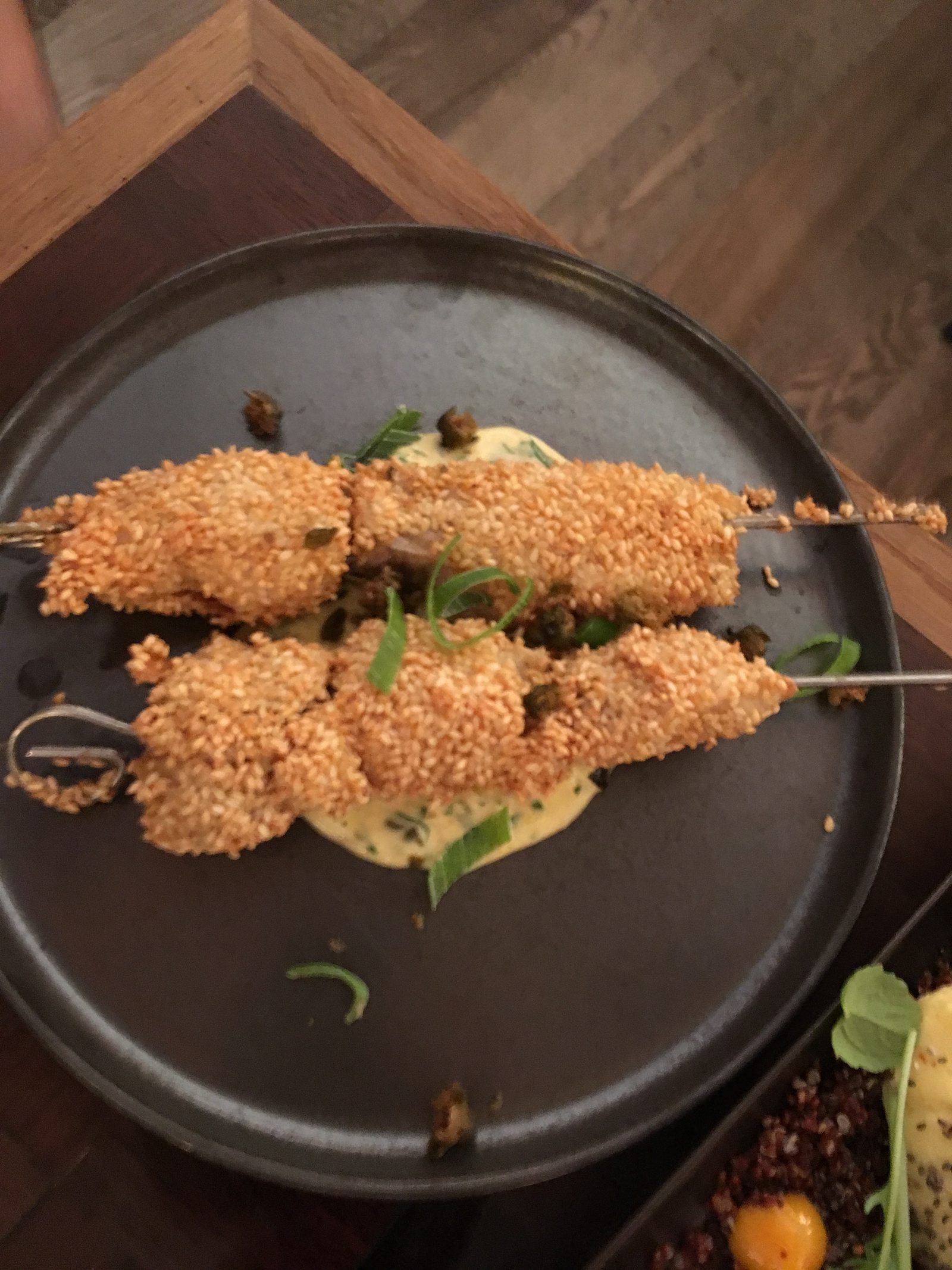 ANTICUCHOS DE MERLUZA, Seehecht in Sesam-Panade, Cantina Popular