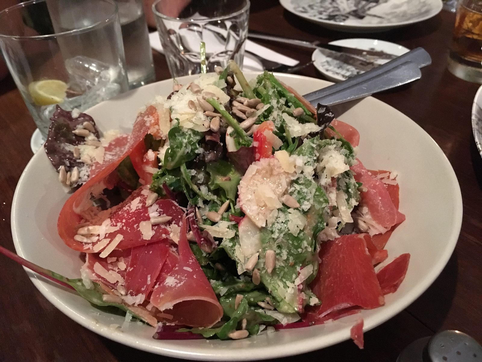 Salat mit Schinken, Krug
