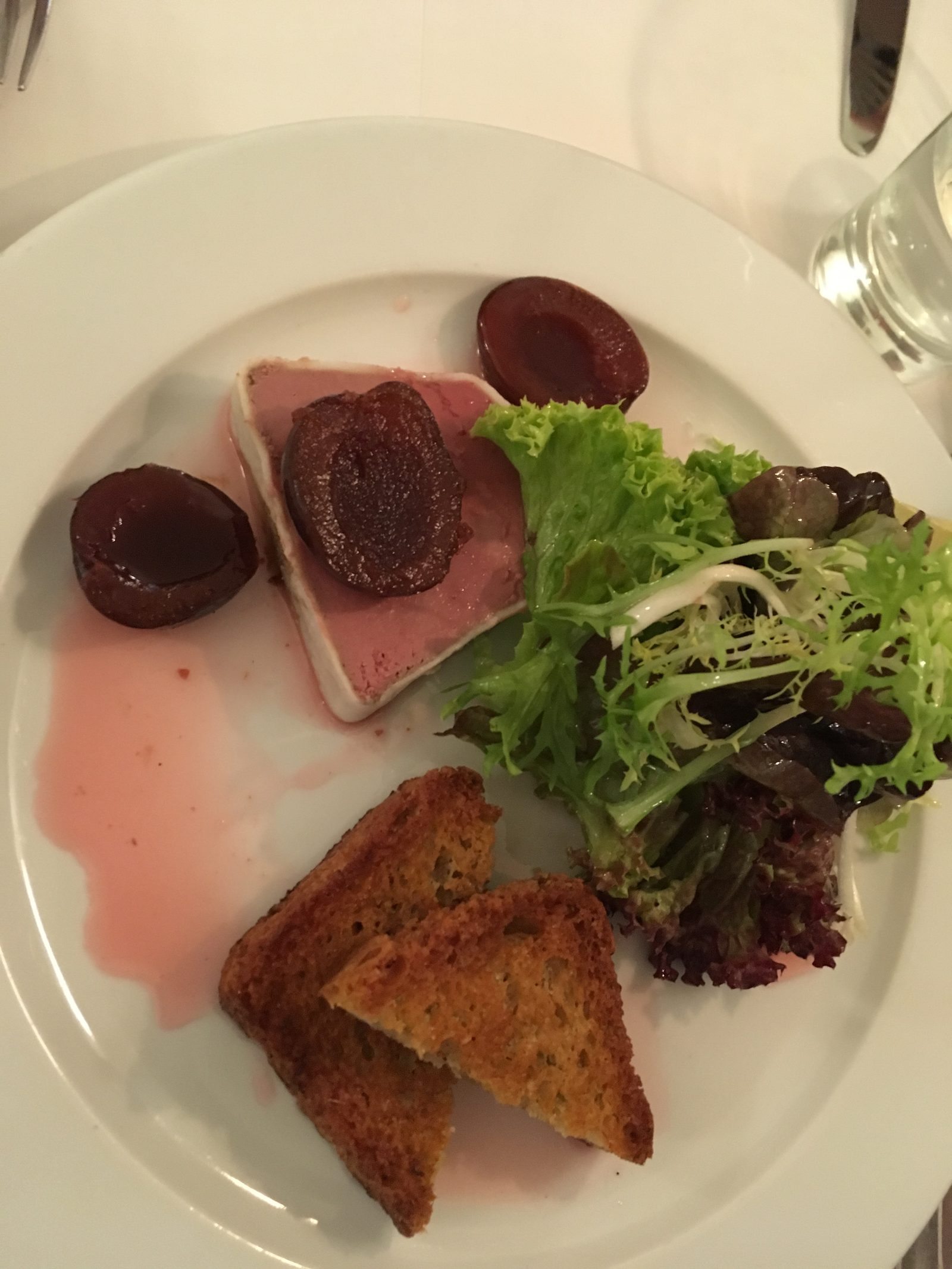 Pastete mit Pflaumen und Toast