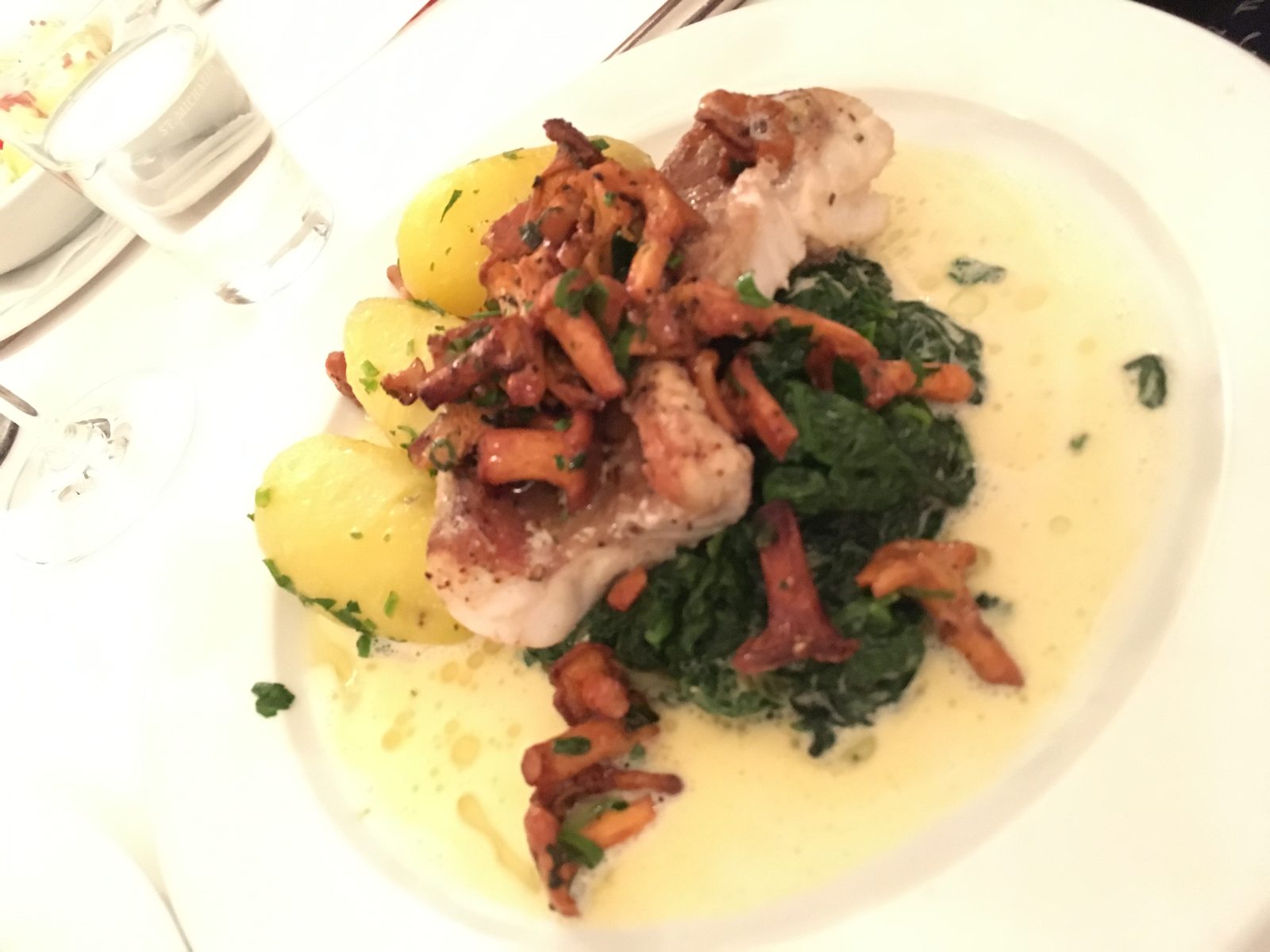 Rotbarsch mit Spinat und Pfifferlingen