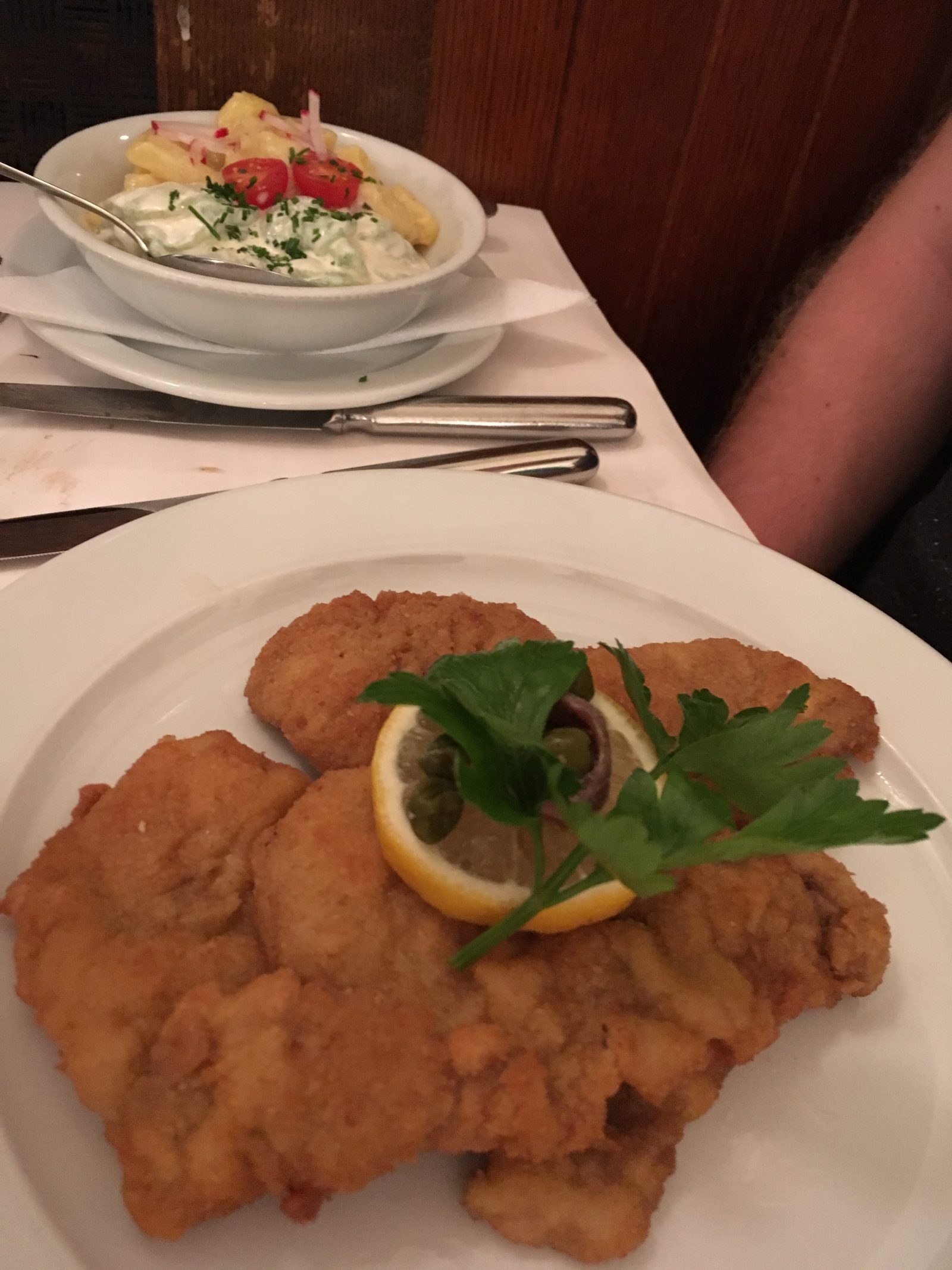 Schnitzel, Kartoffel- und Gurkensalat