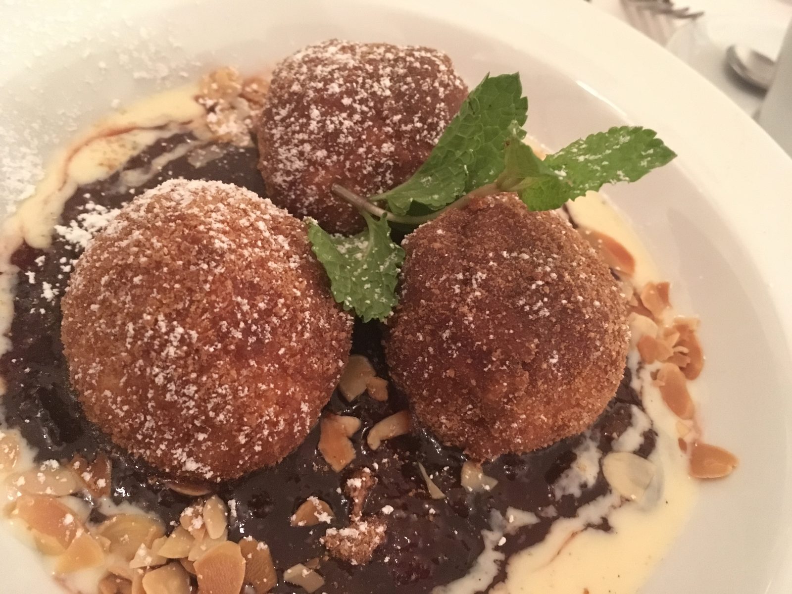 Topfenknödel mit Zwetschgenröster