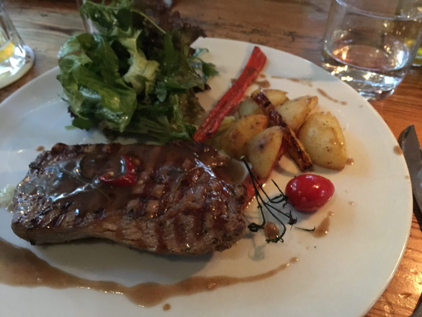 LONZA DI VITELLO AL GELÈ DI PEPERONCINO E MIELE DI CASTAGNO, CON PEPERONI GRIGLIATI, PATATE LESSE E INSALATA ROSSA