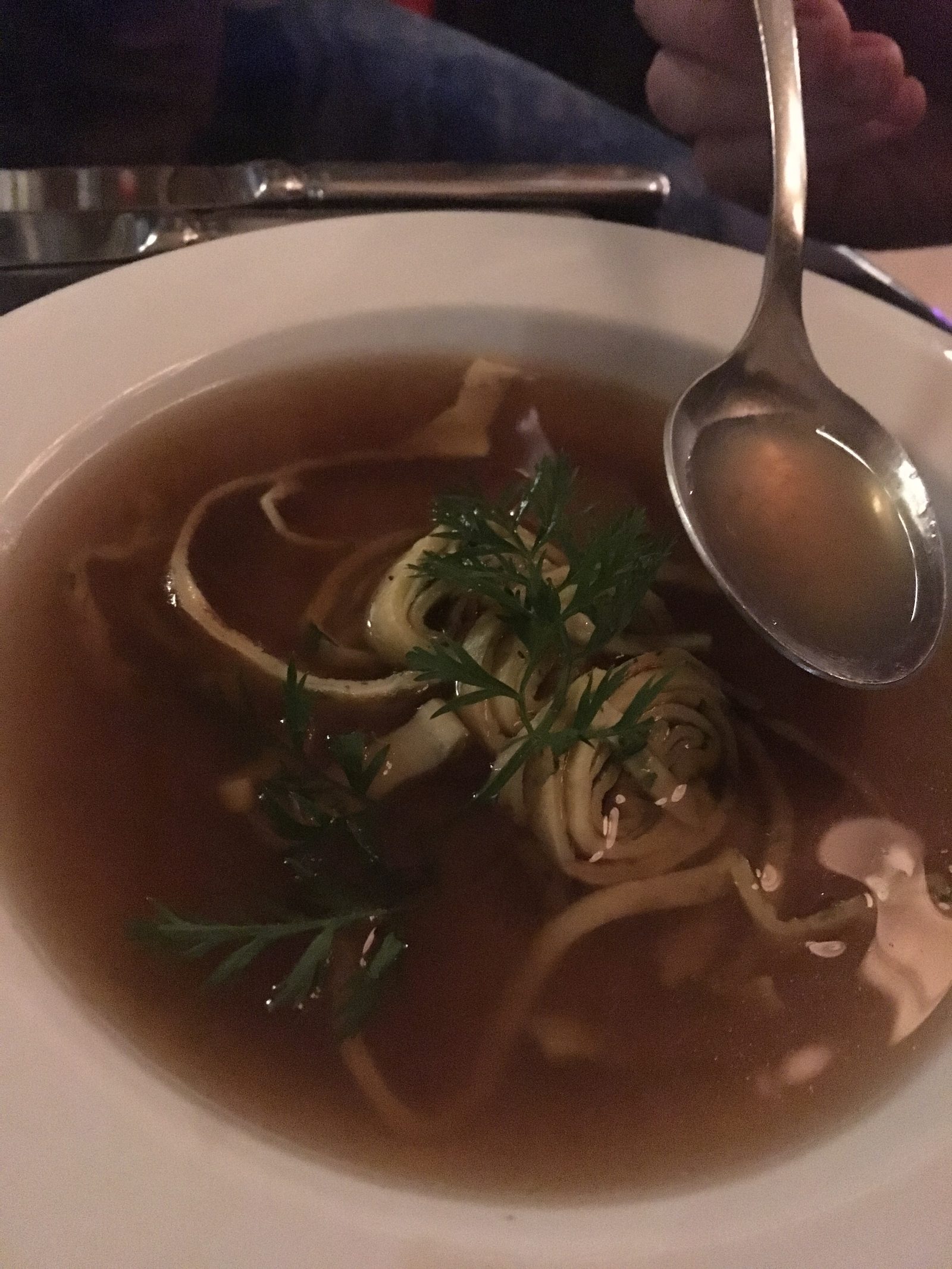Waldpilzbouillon mit Kräuterflädle
