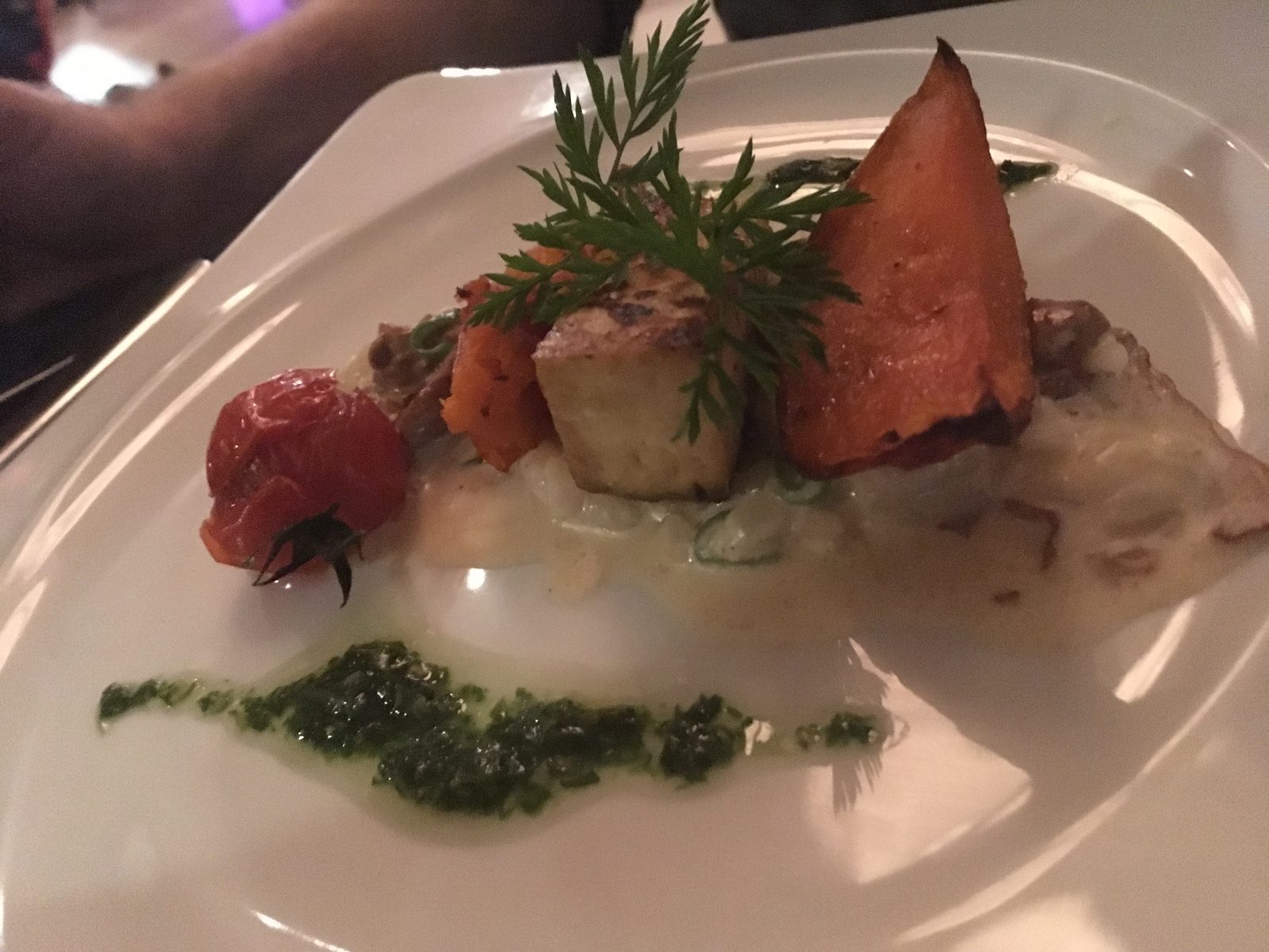 Veganer Kräuterkäse auf Pfifferlingsrisotto mit geschmorten Kirschtomaten
