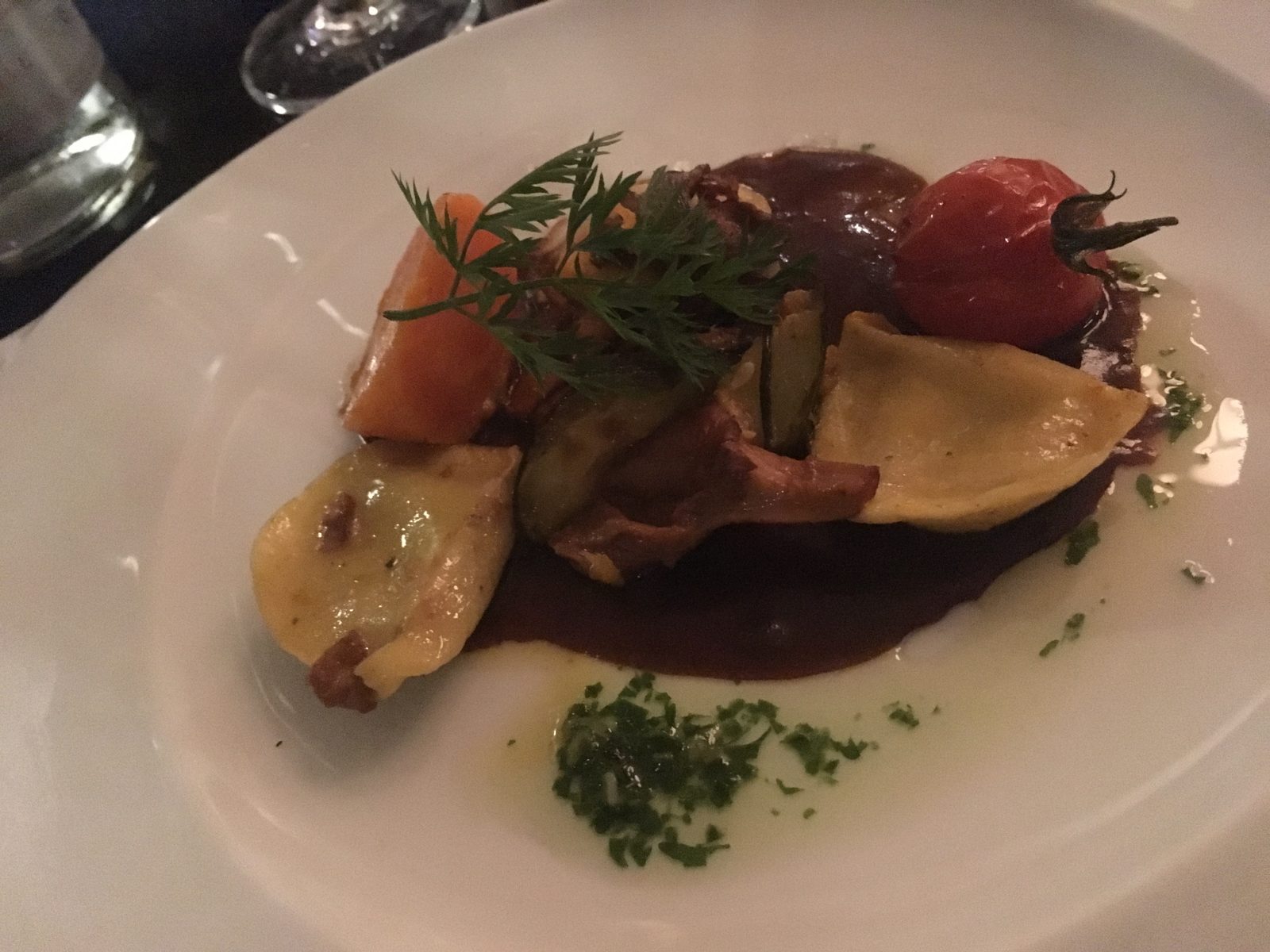 Steinpilzravioli in Zitronen-Rosmarinbutter mit Gemüse und Portweinjus