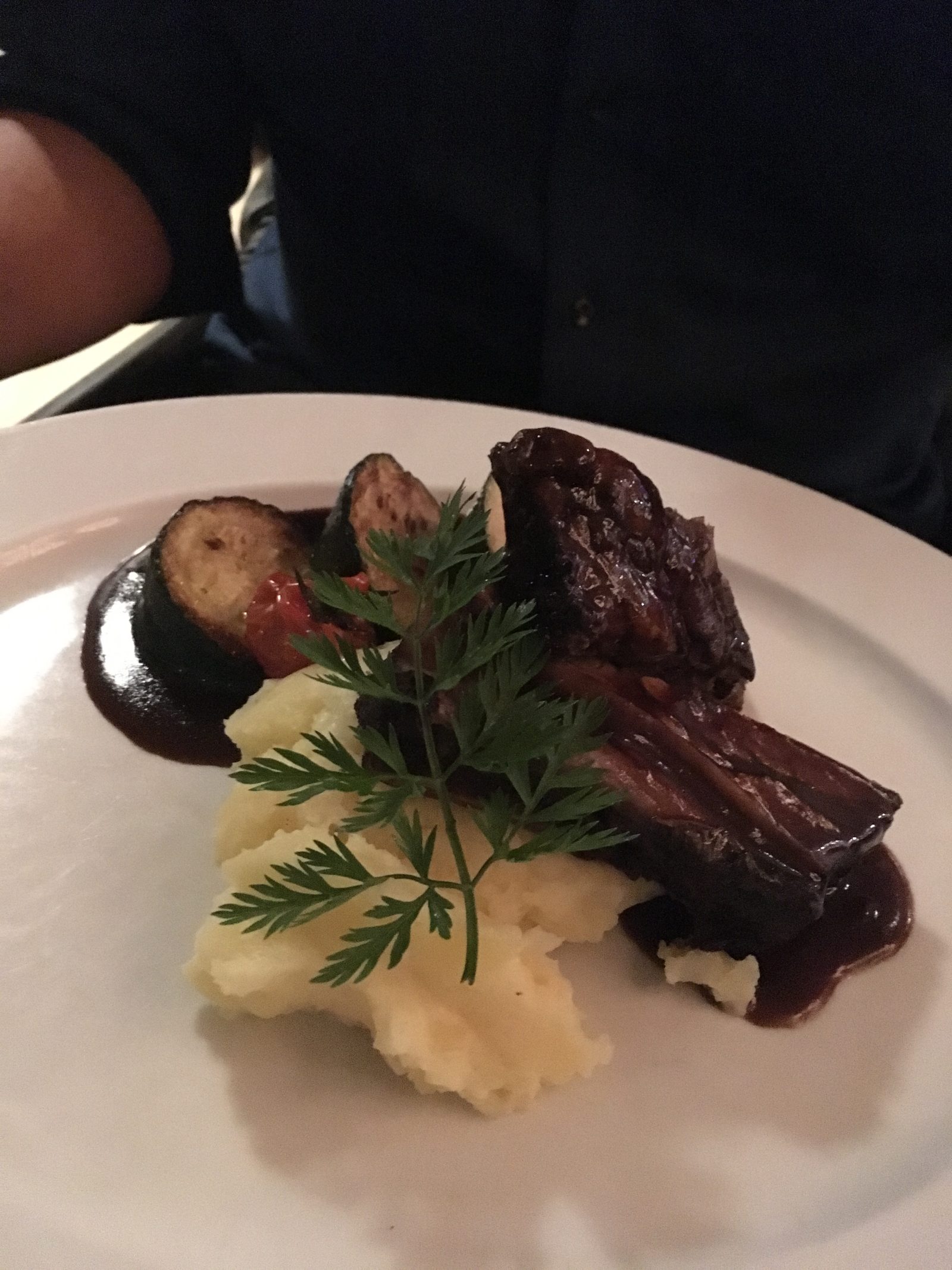 Geschmorte Rinderrippen mit Heidekartoffelstampf und gegrillter Zucchini