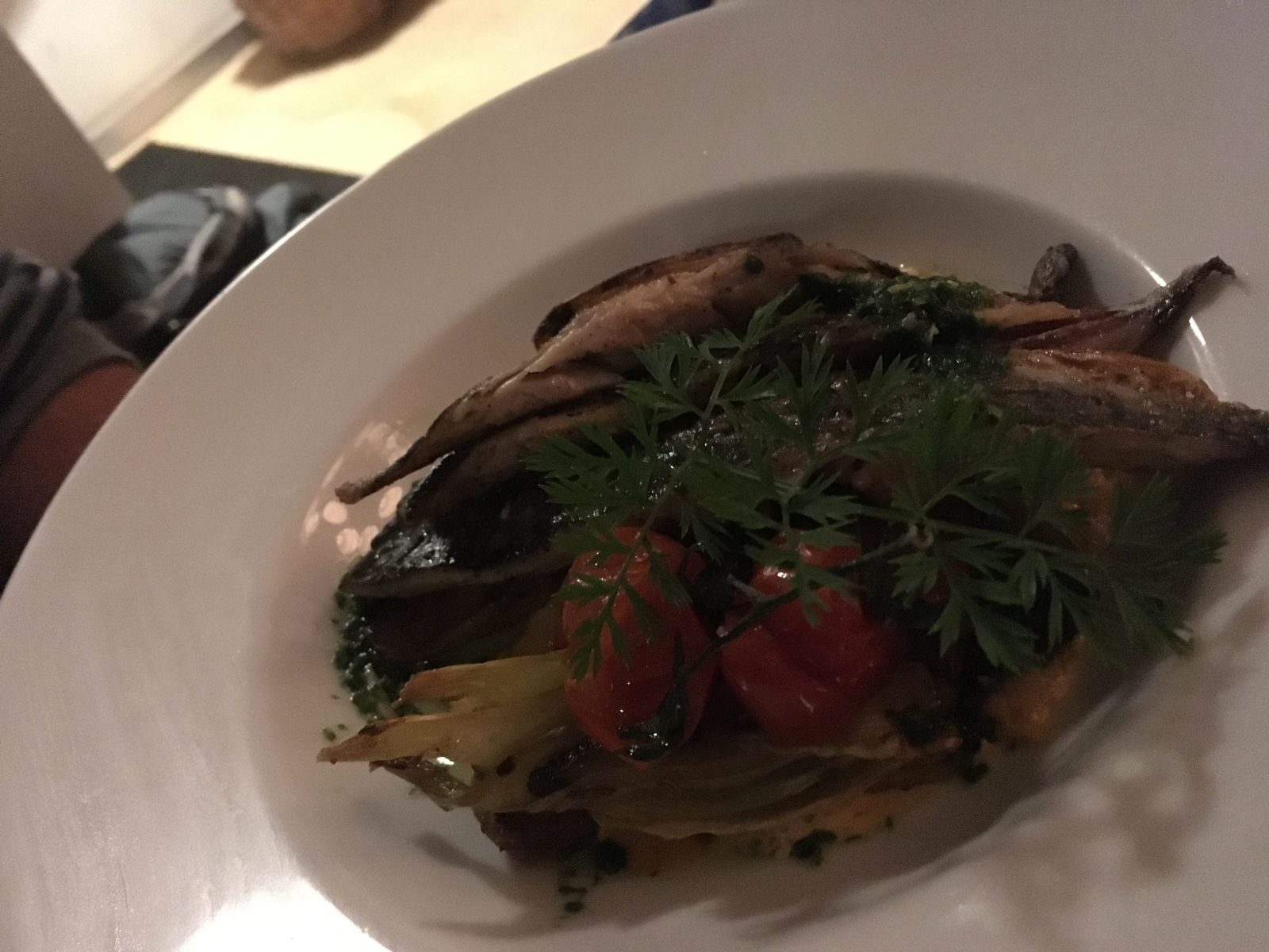 Holzmakrelenfilet auf Paprika-Rahmsauerkraut, Röstkartoffeln und Rucolapesto