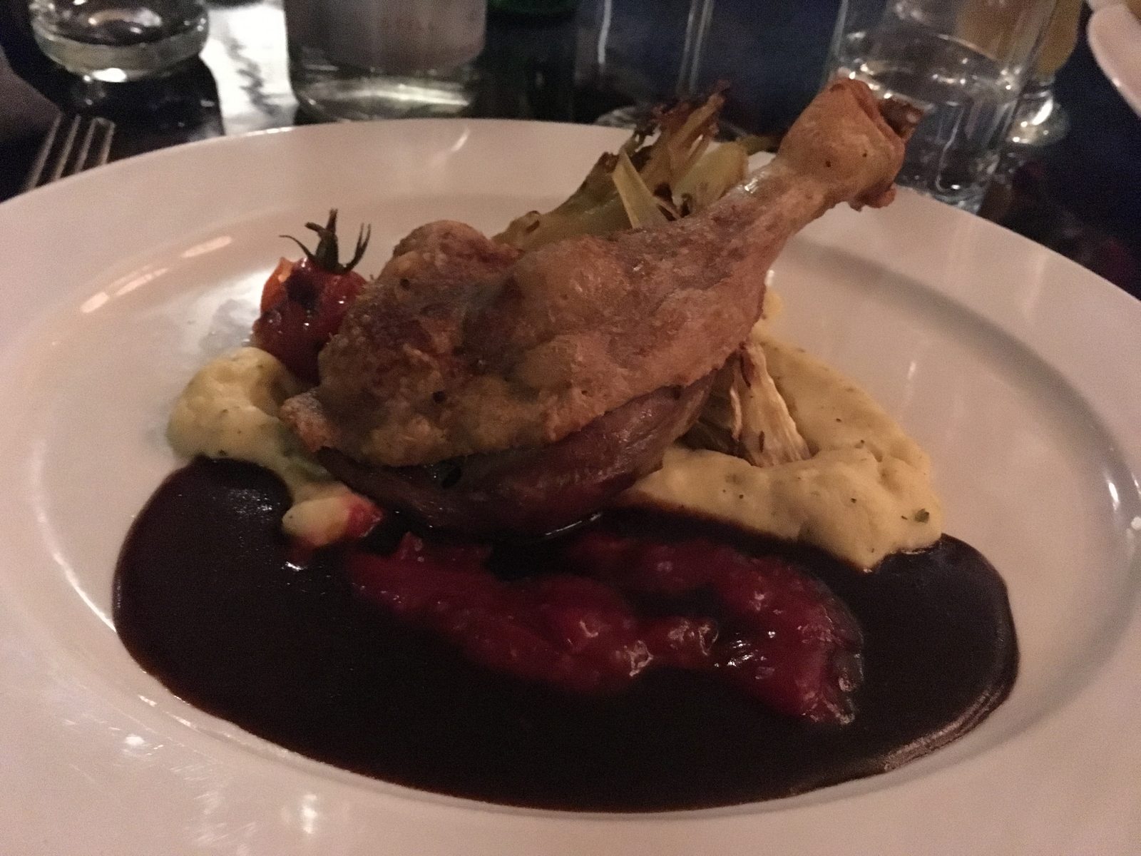 Entenkeule mit Kräuterpolenta, Fenchel und Himbeerjus