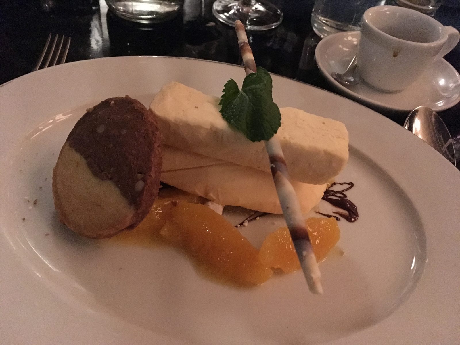 Honigparfait mit Orangenragout und Shortbread