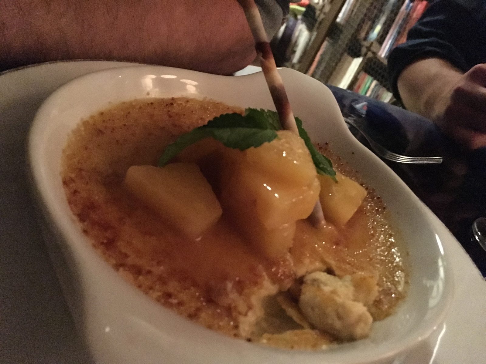 Tonkabohnen Creme Brûlée mit Gewürzananasragout