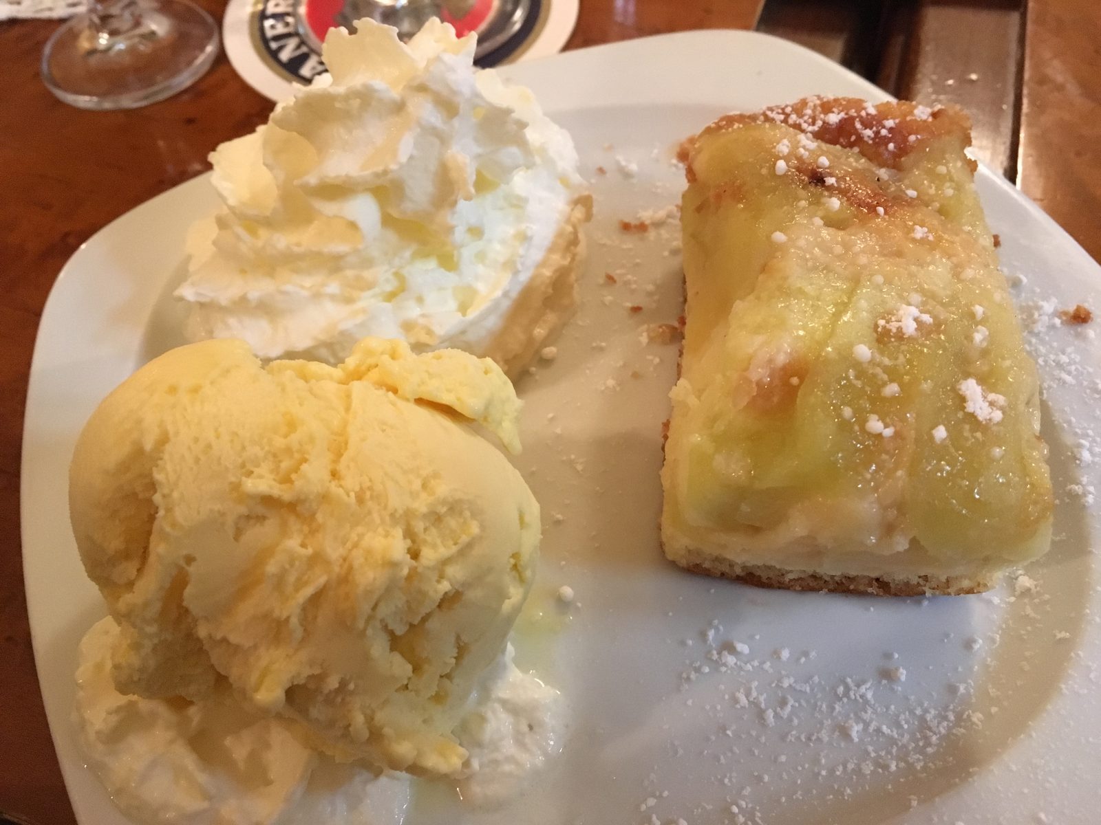Apfelkuchen mit Eis und Sahne