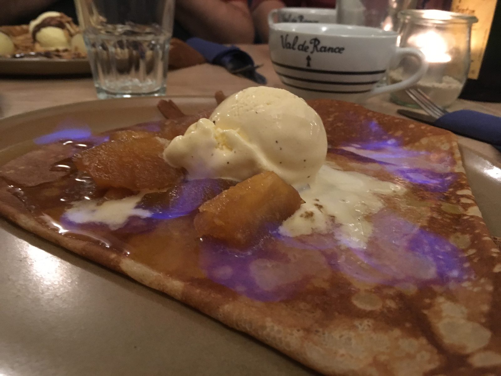 Flambierter Crêpe mit Äpfeln und Eis