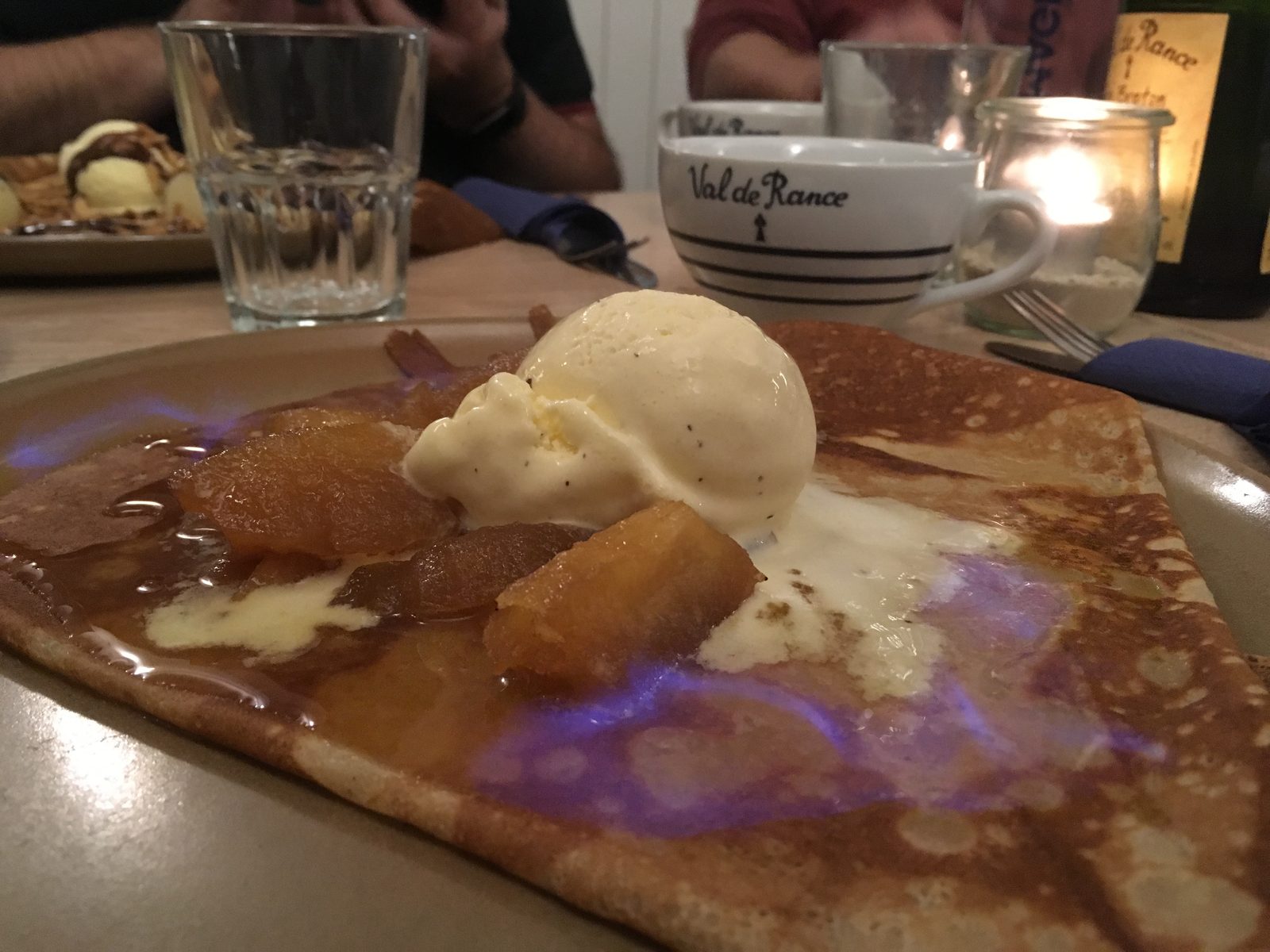 Flambierter Crêpe mit Äpfeln und Eis