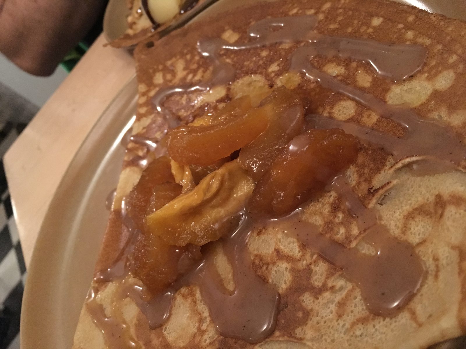 Crêpe mit Obst und Maronencrème