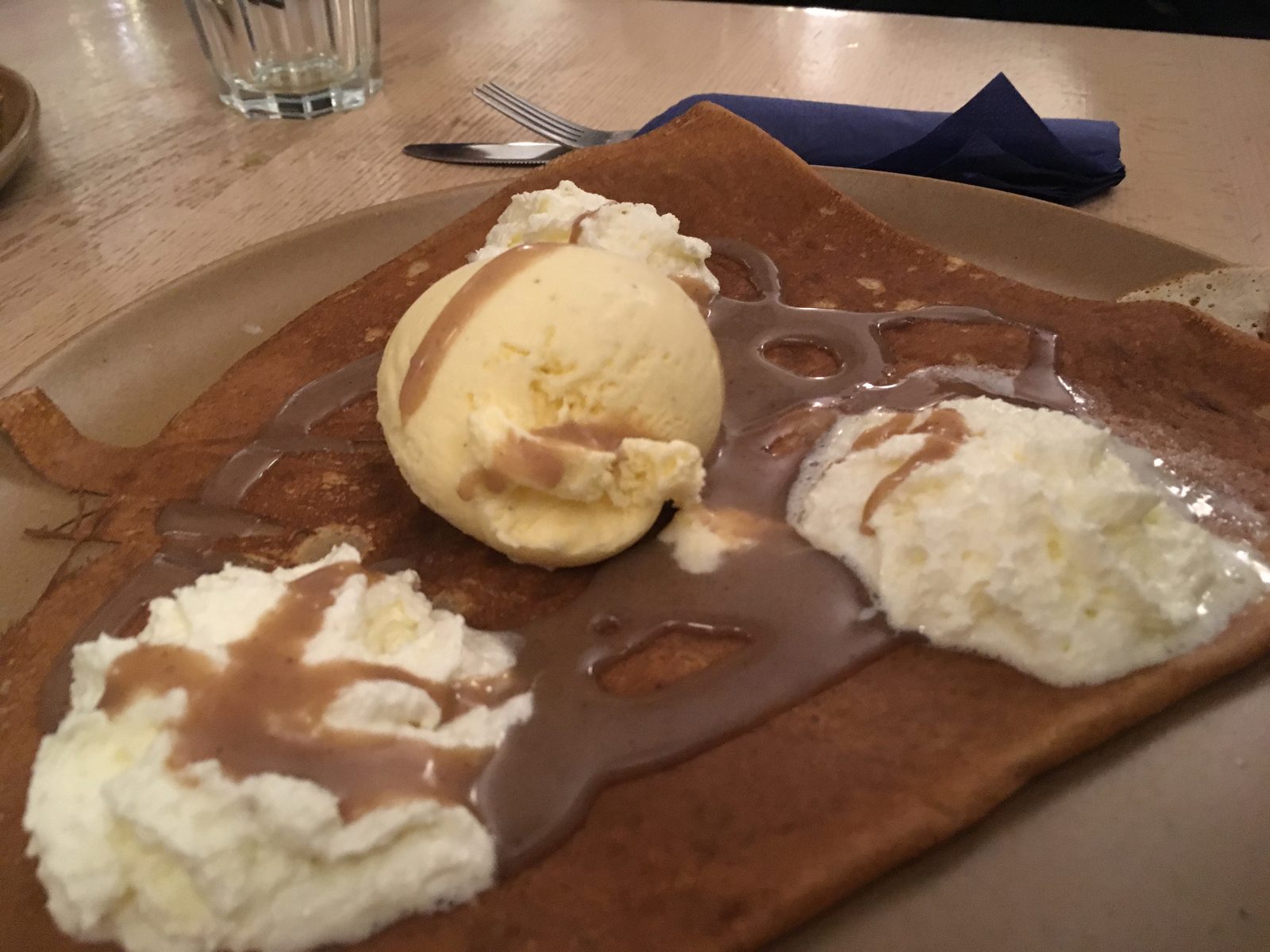 Crêpe mit Eis, Sahne und Maronencrème