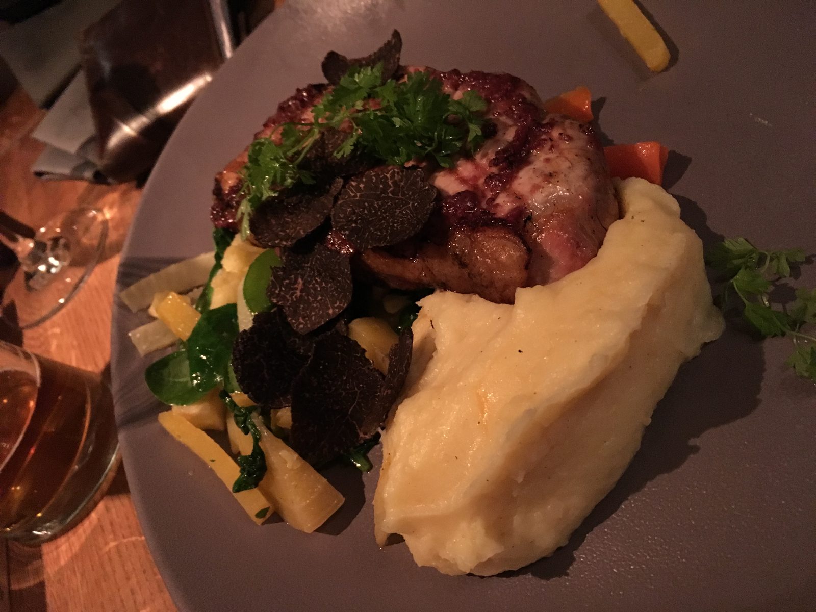 Duroc Schwein
Gegrillter Rücken, Burgundersenf, Jus, marktfrisches Ofengemüse der Saison, Wintertrüffel, Heidekartoffelstampf