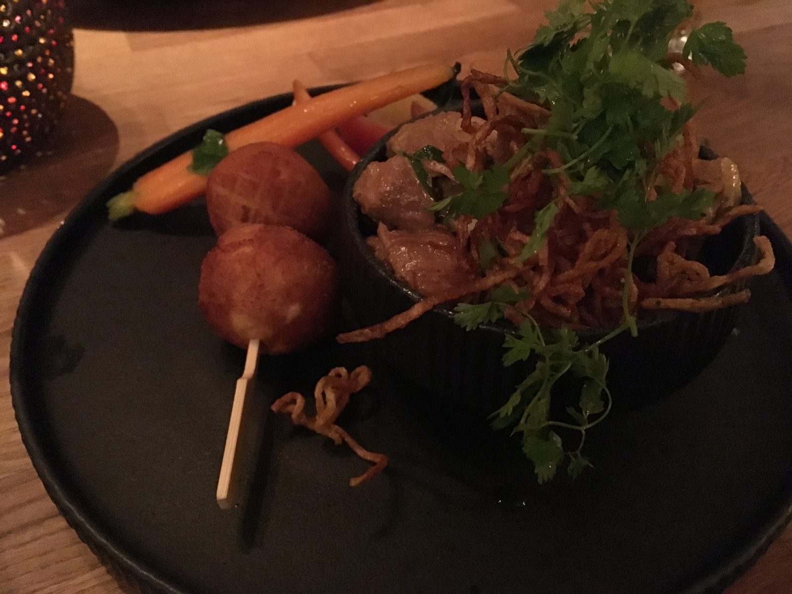 Züricher Geschnetzeltes
Feine Riesling- Rahmsauce, Möhrchen & Rübchen, hausgemachte Mandelbällchen