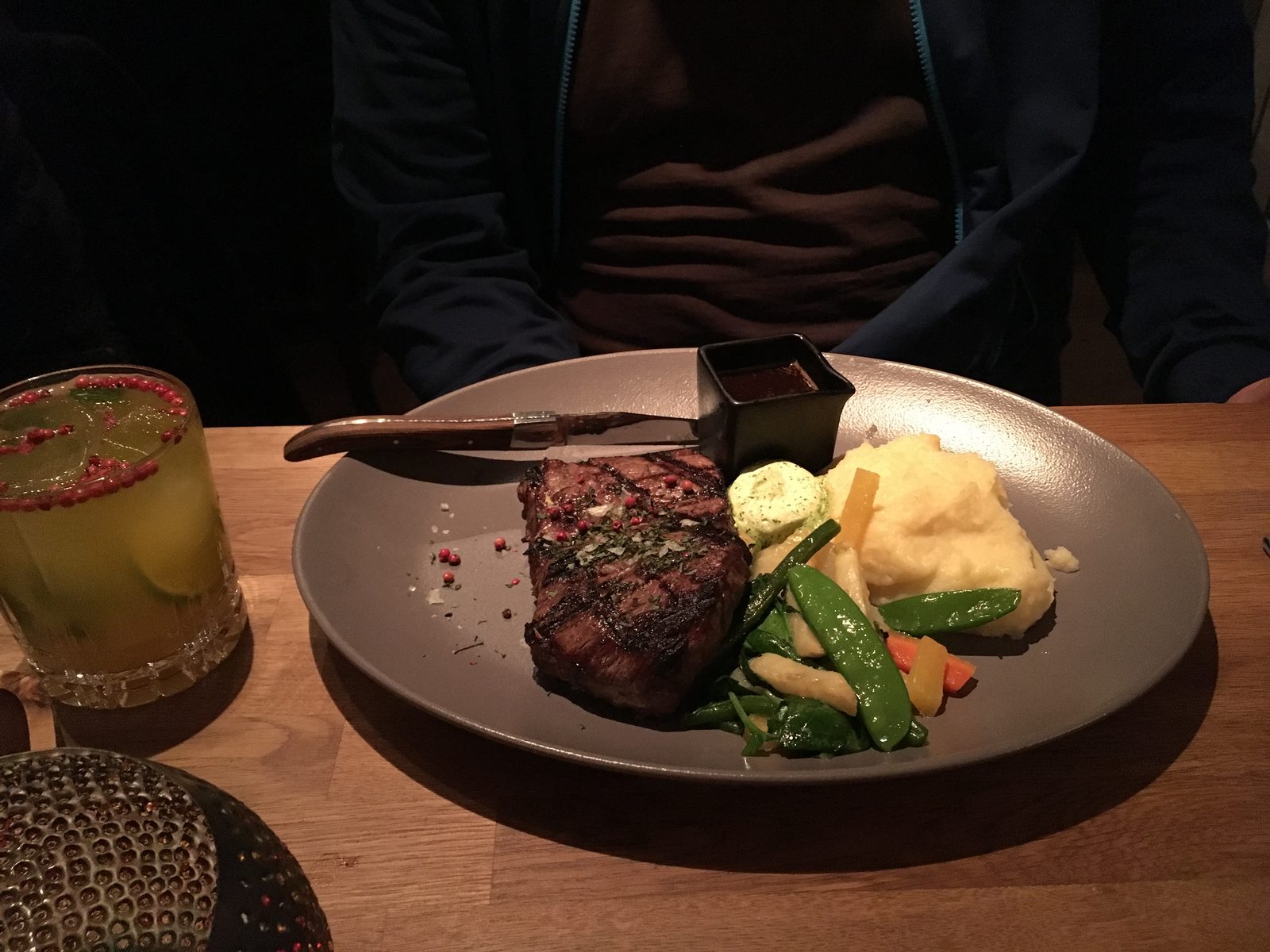 Steak & Fries – saftiges Hüftsteak, Entrecôte oder Rinderfilet der Metzgerei Rothe aus Lüneburg mit Pommes Frites, Caesar’s Salad und hauseigener  BBQ-Sauce & Trüffelmayonnaise