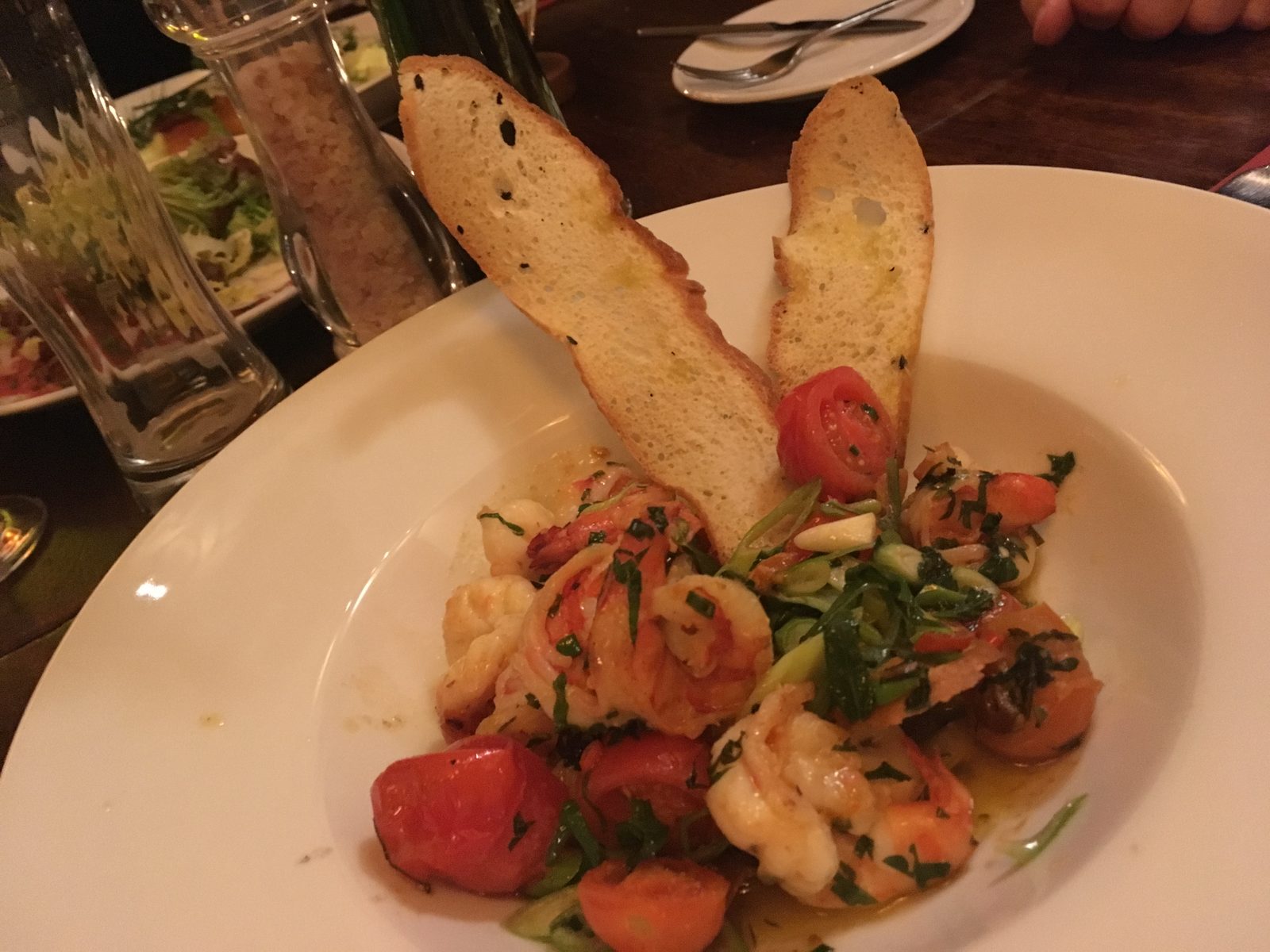 Tomaten-Chili-Garnelen mit Knoblauch & Röstbrot