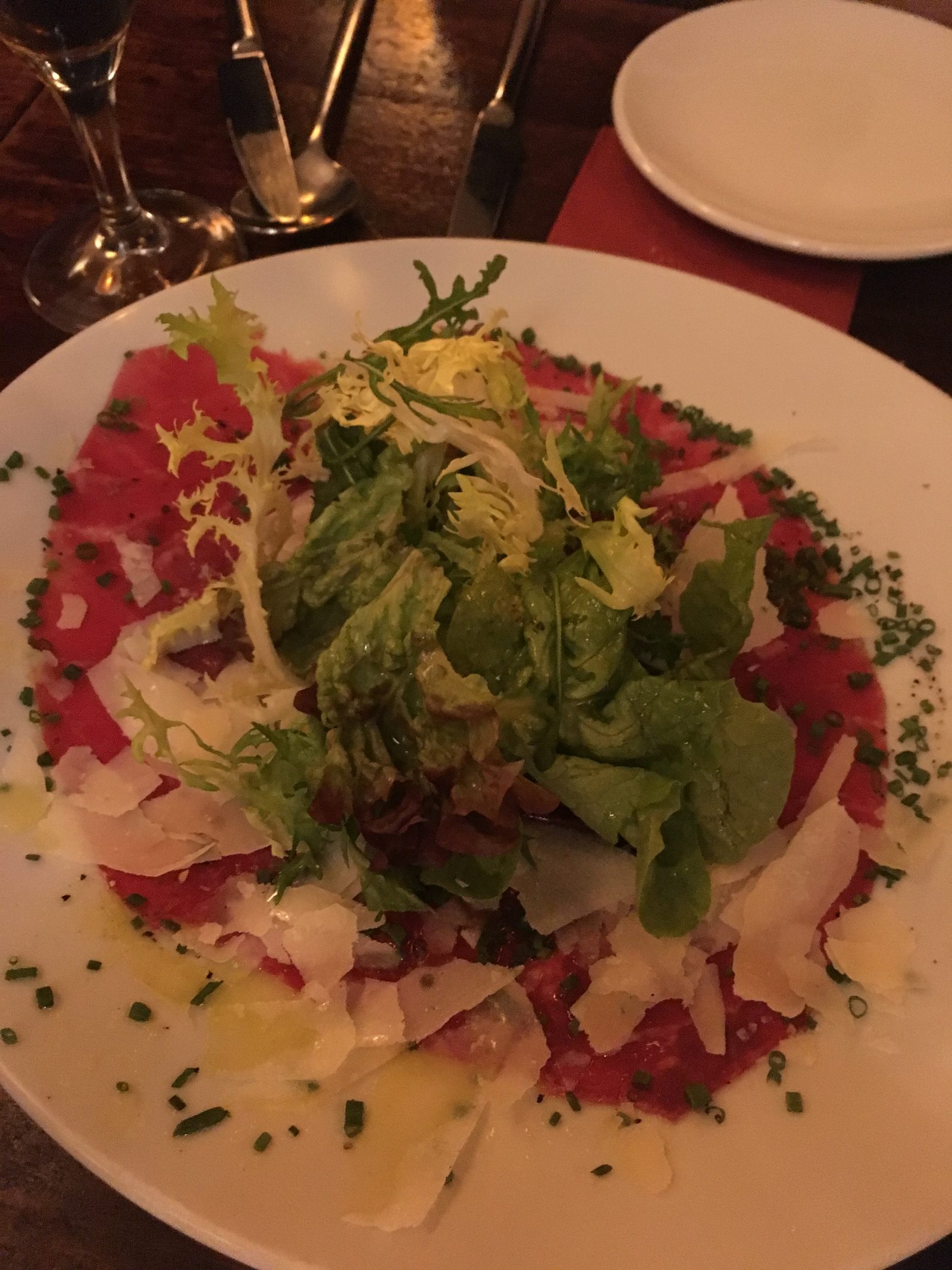 Carpaccio vom Rinderfilet mit Olivenöl, Parmesan und kleinem Salat