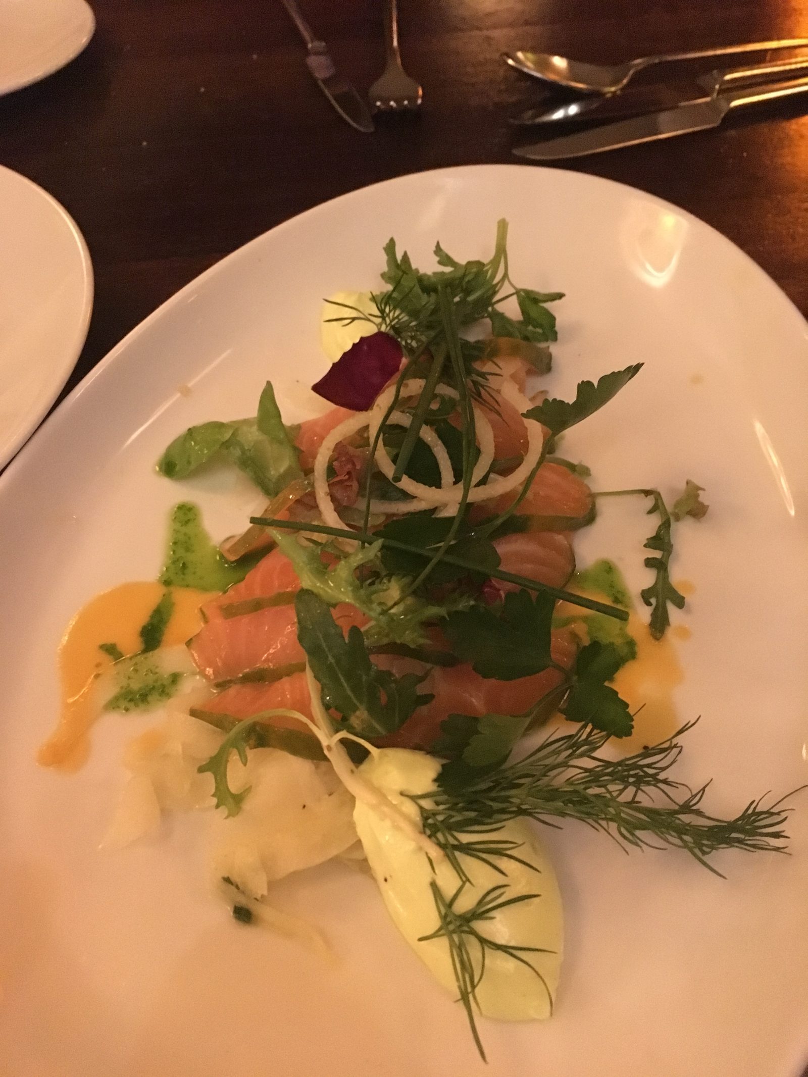 Hausgebeizter Basilikum-Lachs mit Crème Fraîche & Fenchelsalat