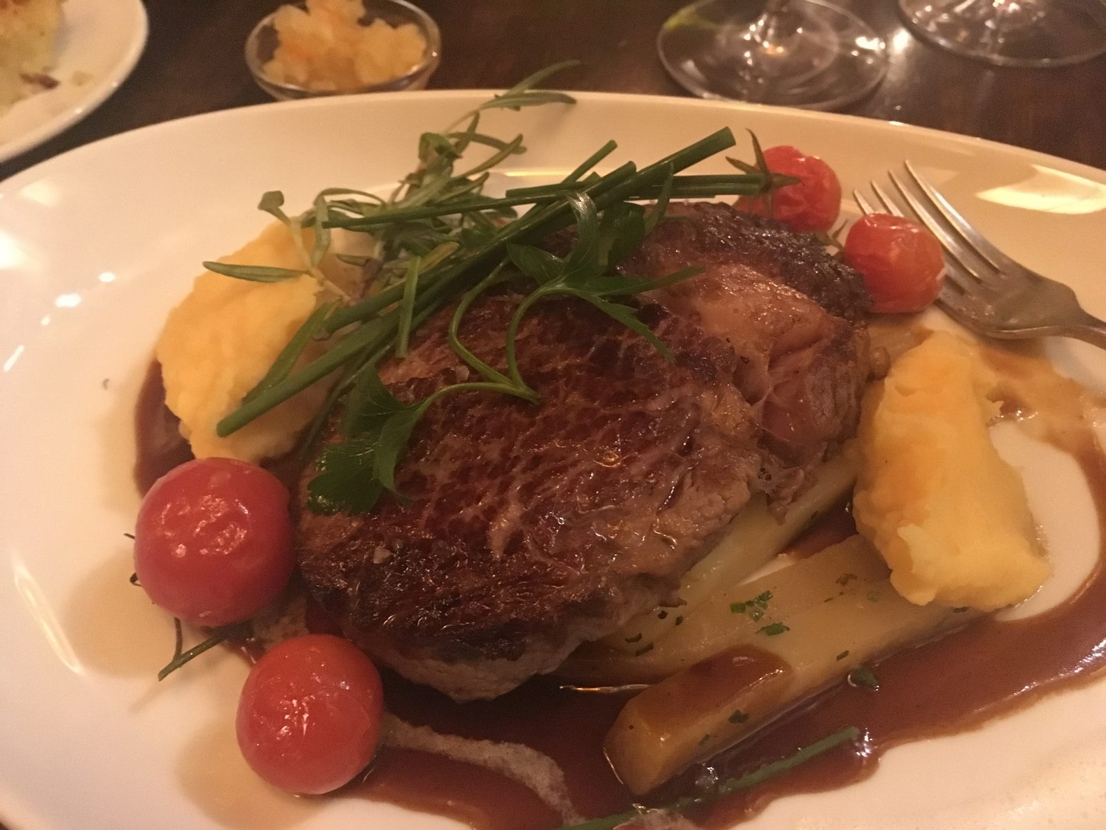 Entrecôte vom Hereford Rind mit Portweinjus & Apfel-Chutney, dazu zweierlei Steckrübe