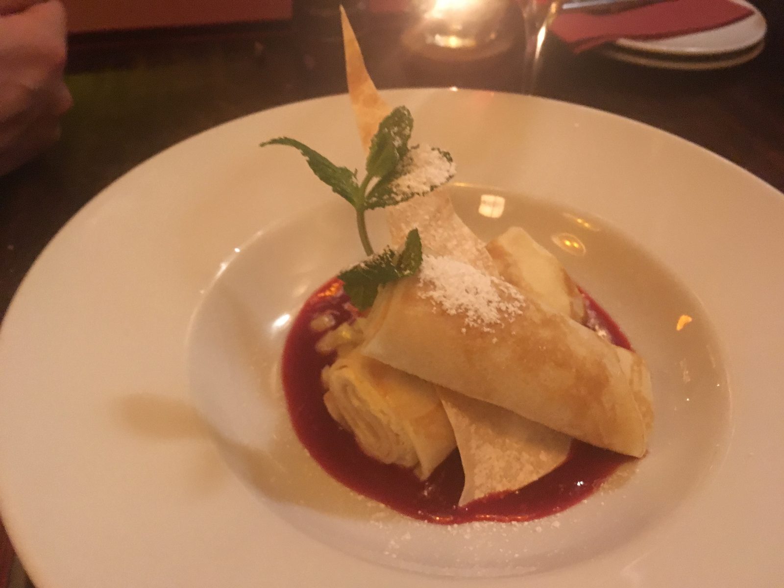 Passionsfrucht-Crêpe mit Joghurt & Ananas-Mangoragout
