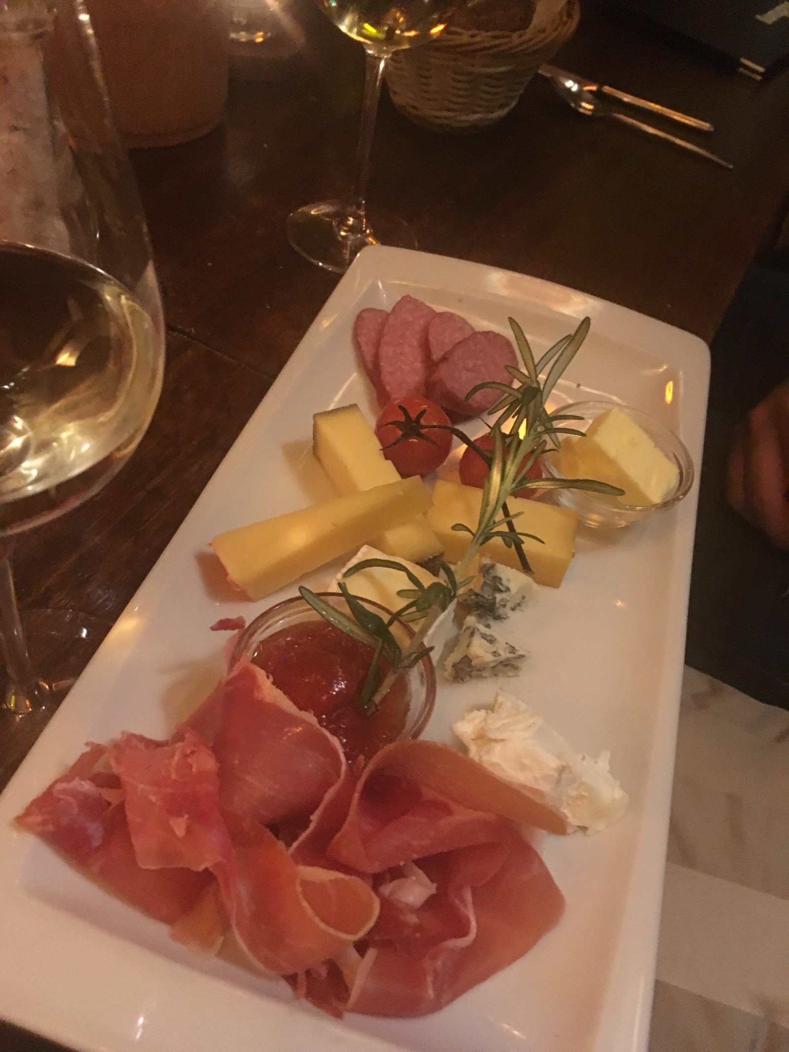 Käseauswahl mit hausgemachter Marmelade plus Schinken & Salami