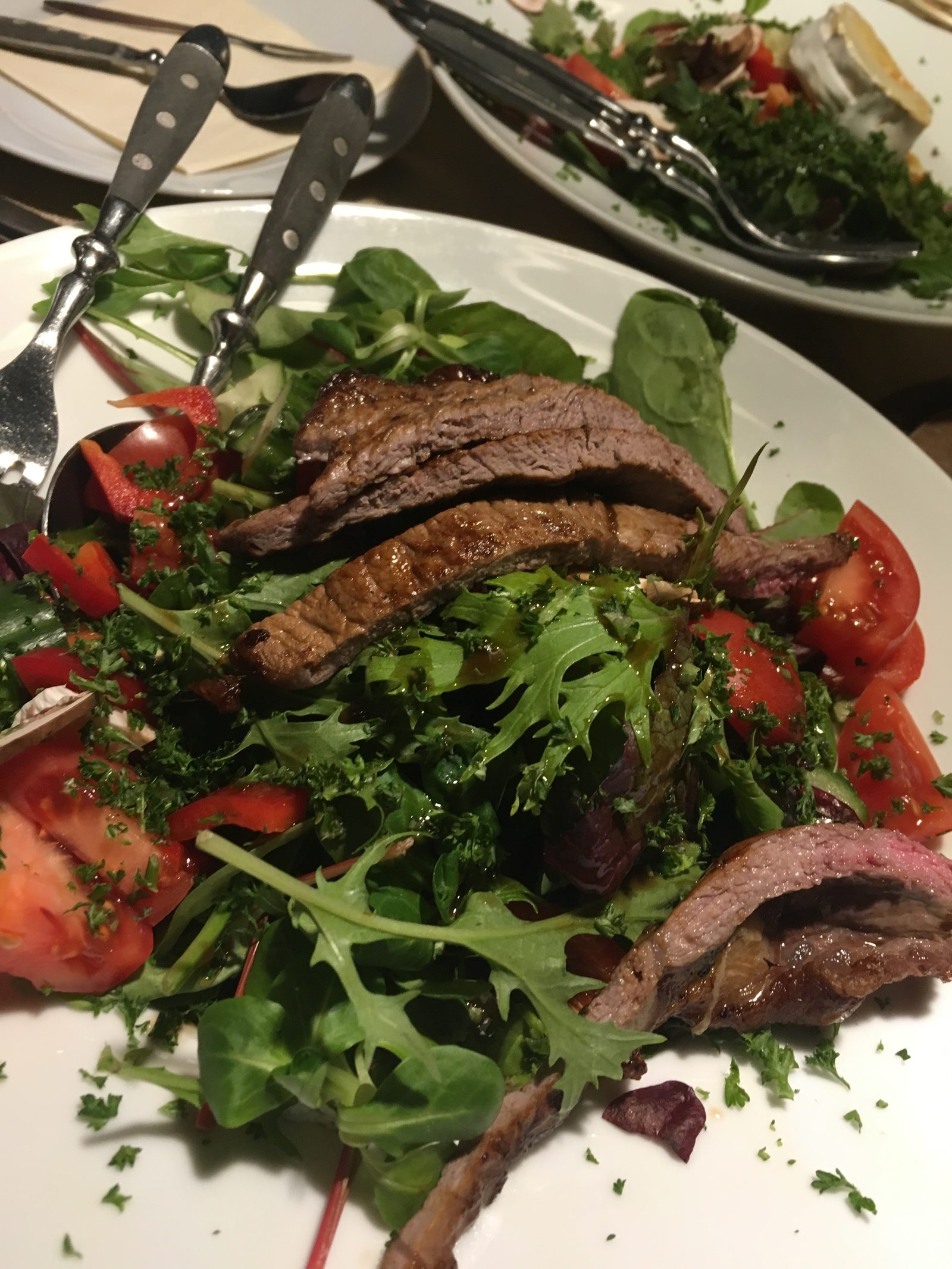 Salat mit Rindfleischstreifen