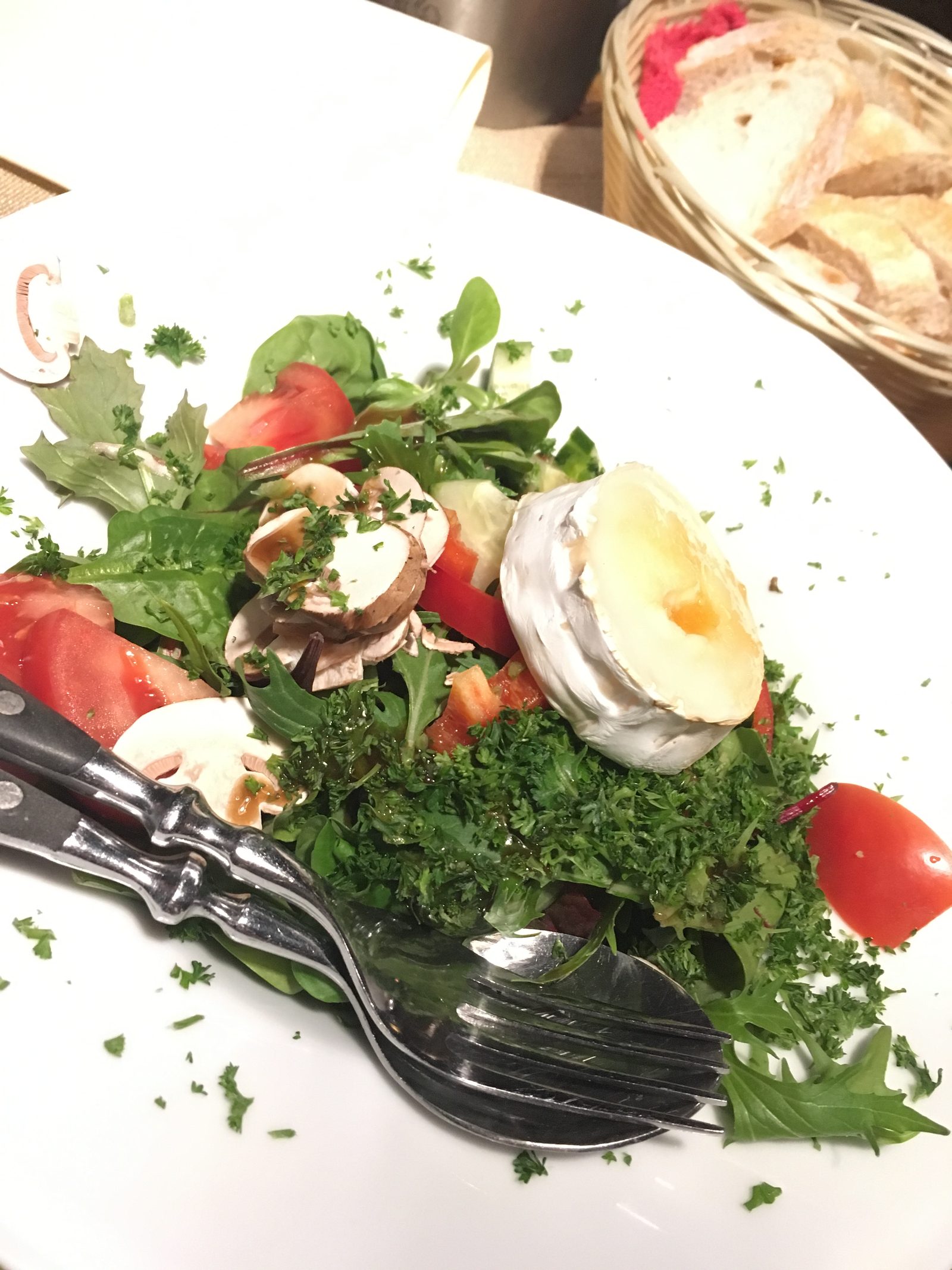 Ziegekäst mit Honig und Salat