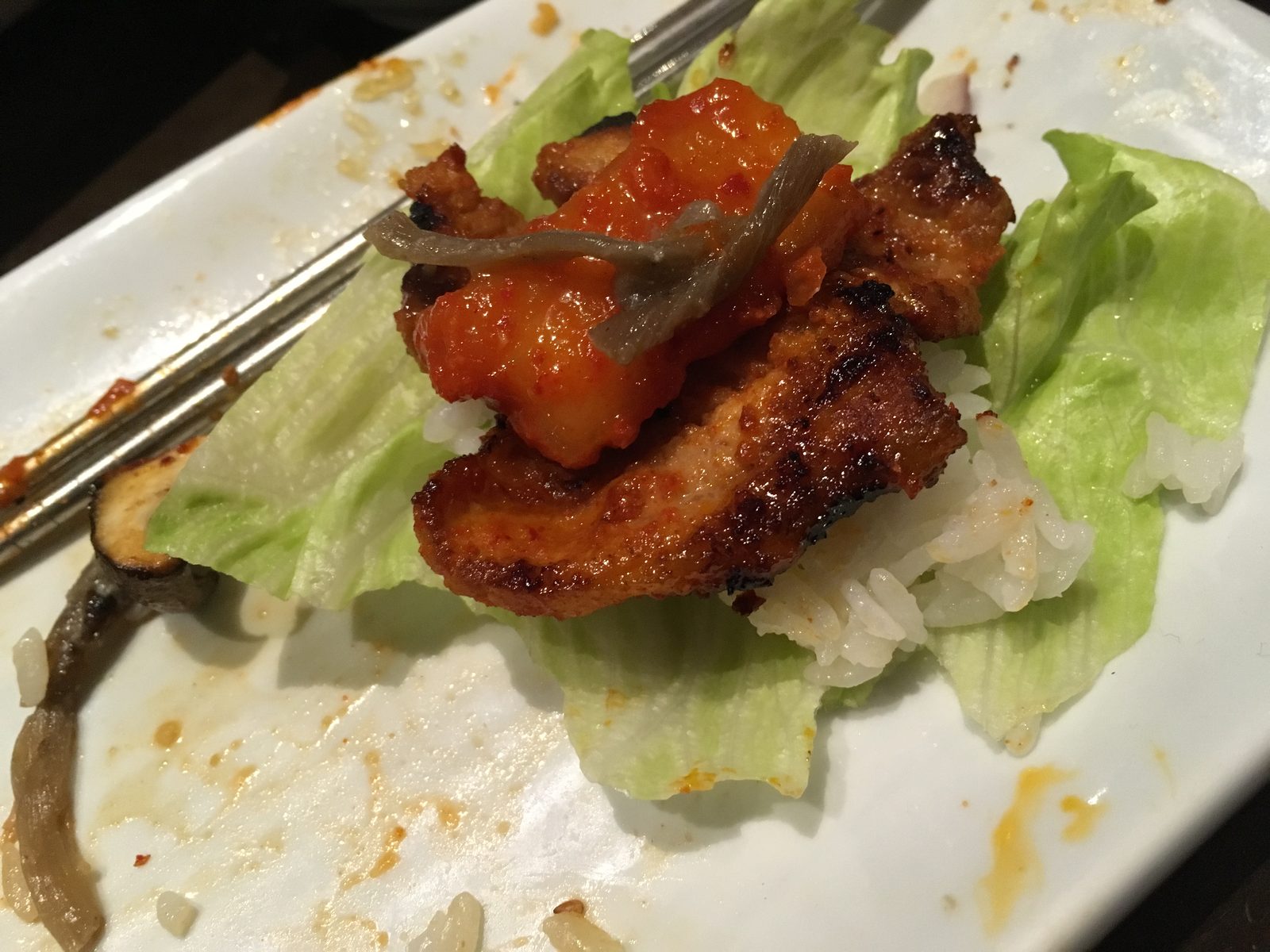 Salatblatt mit Reis und Fleisch