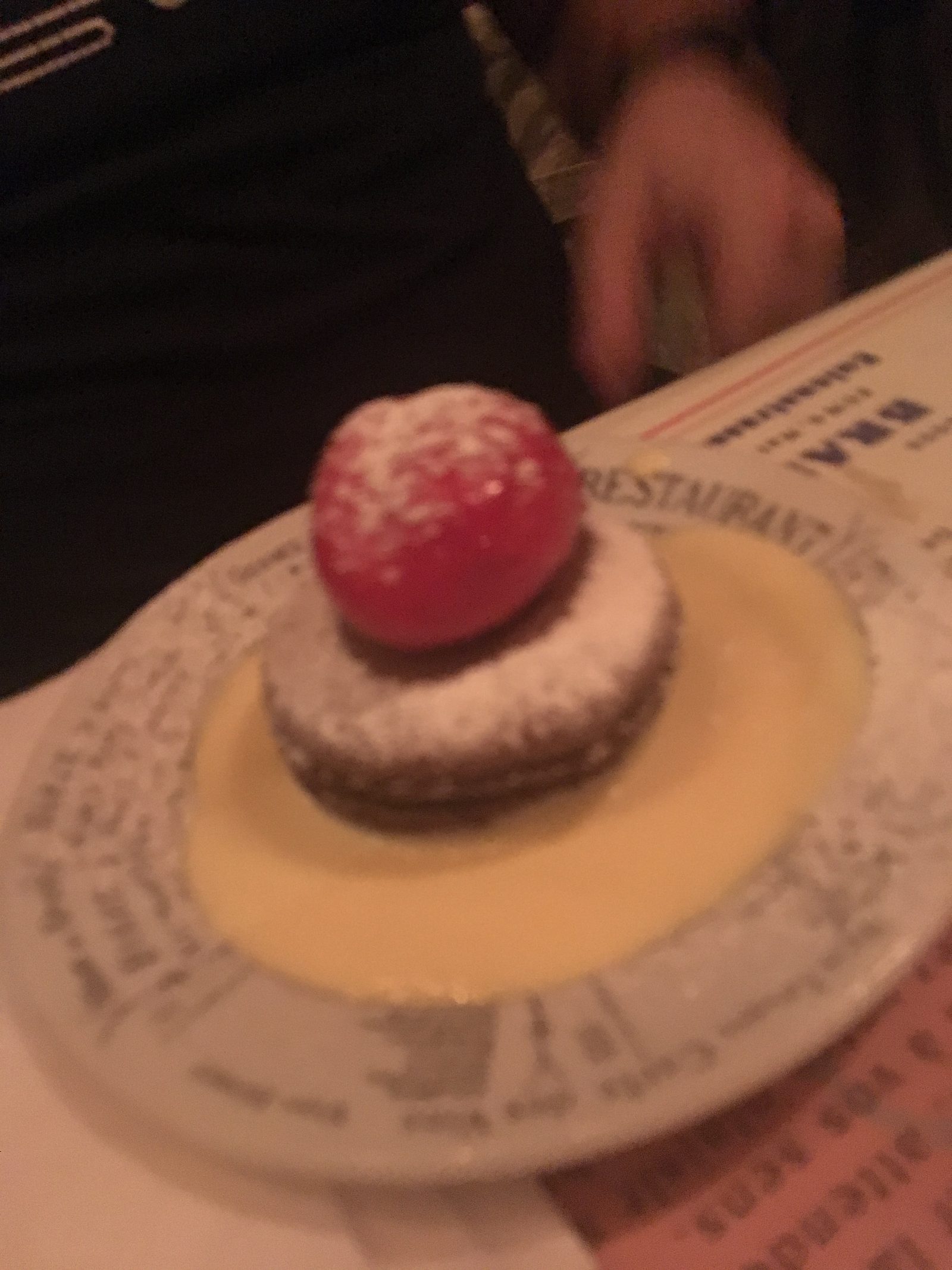 Un Macaron de Chocolat tiède et son Sorbet Framboise