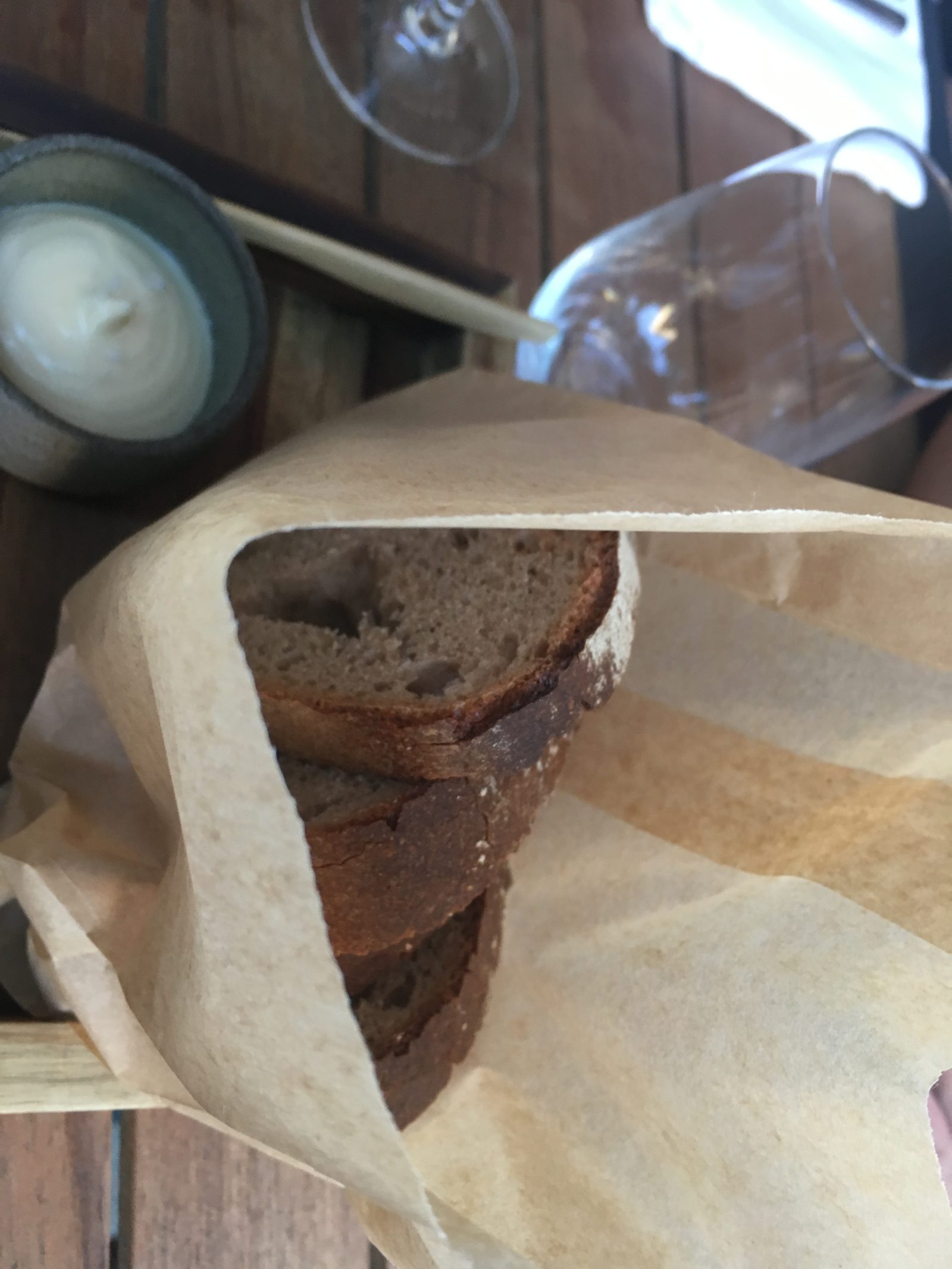Brot, aufgeschäumte Butter
