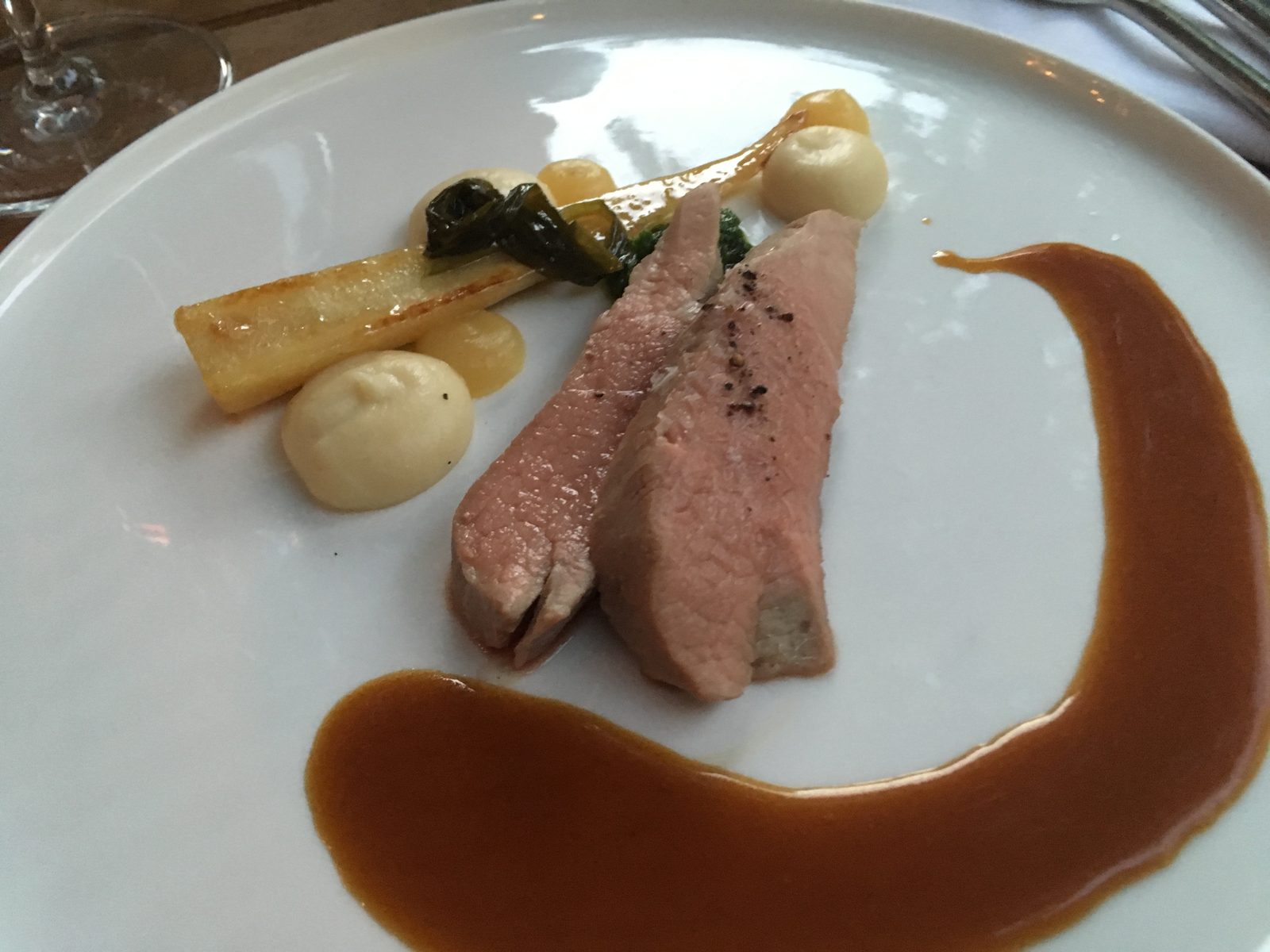 Müritz Lammkeule, Bärlauch, Petersilienwurzel, Salzzitrone