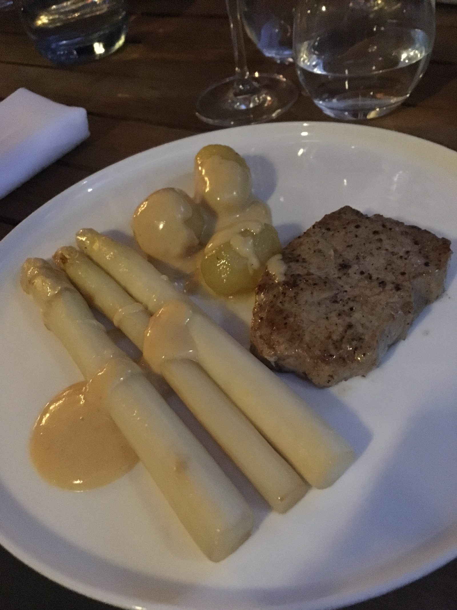Kalbsrücken, Spargel, Hollandaise