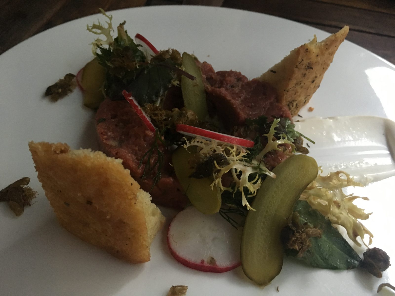 Tatar vom Black Angus Rinderfilet
Gebackene Kapern – Gewürzgurke – Röstzwiebel-Focaccia