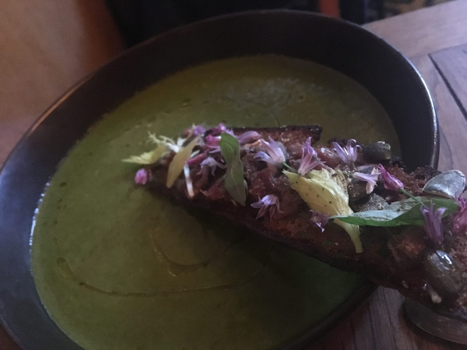 GAZPACHO VERT
Kalte Kräutersuppe (Gurke, grüne Paprika, Spinat, Rauke, Kräuter) mit Graubrot-Anchovi-Croûton