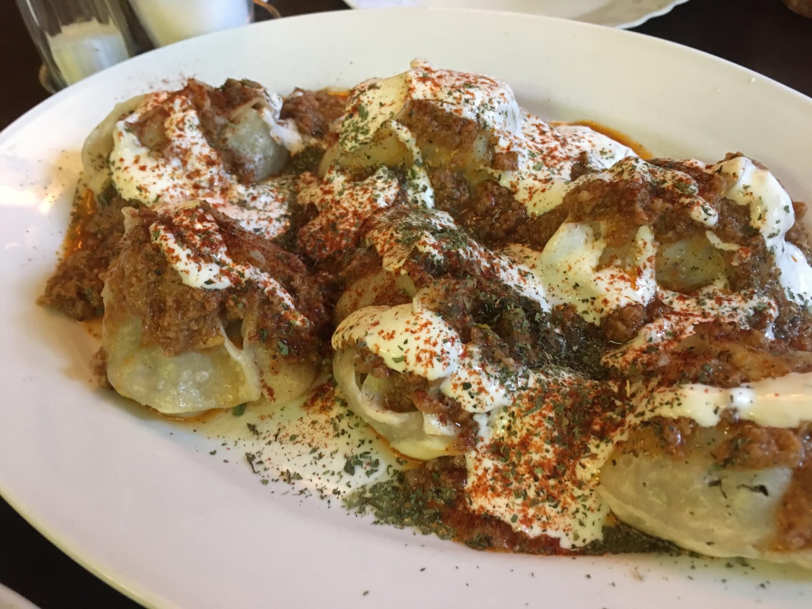 Mantu mit Hackfleischfüllung, Knoblauch-Quark-Minzsauce