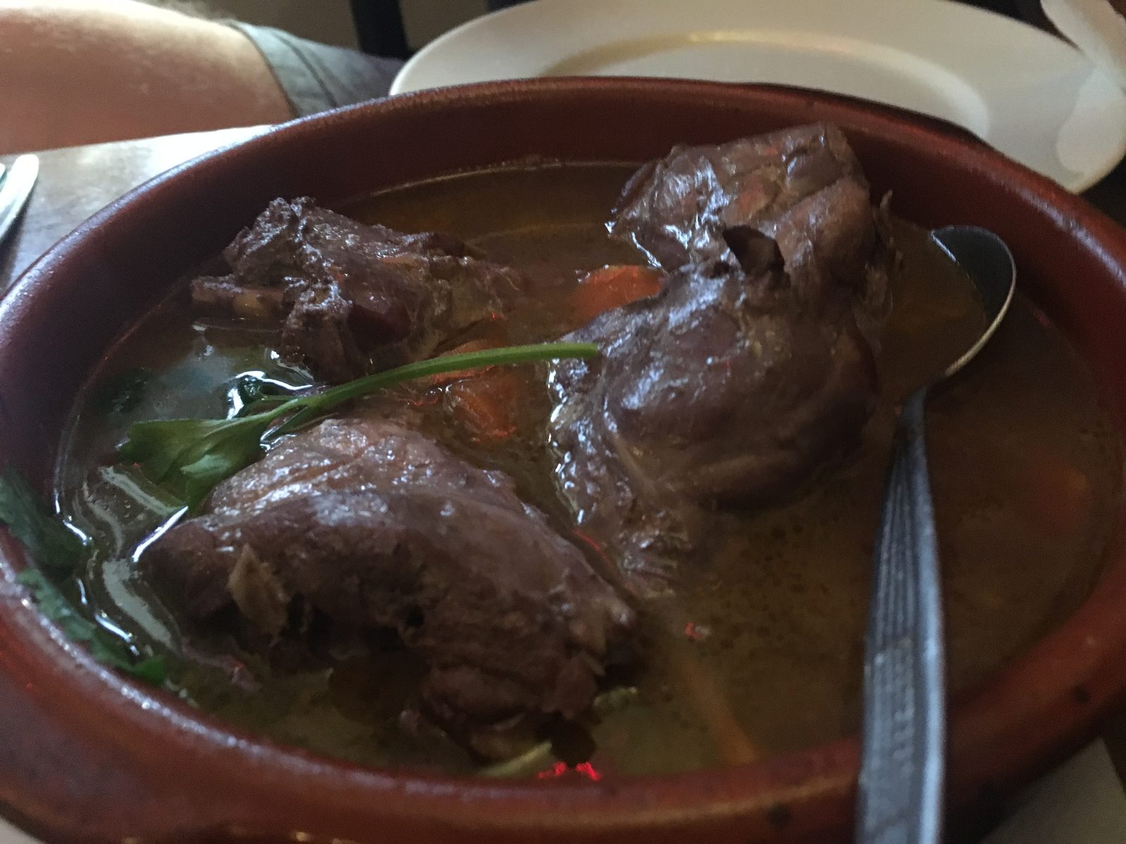 Kaninchen im Tontopf