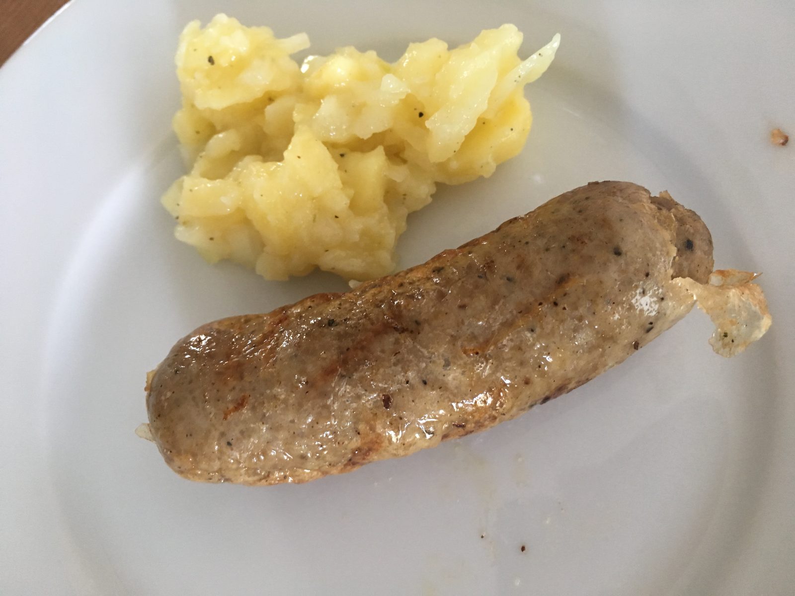 Wurst, gebraten mit Kartoffelsalat