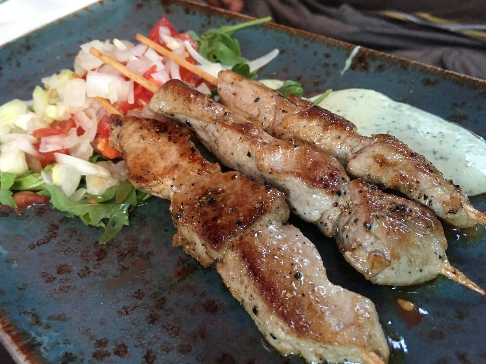 SOUVLAKIA - vom Schweinefilet mit Pitabrot und hausgemachte Aioli