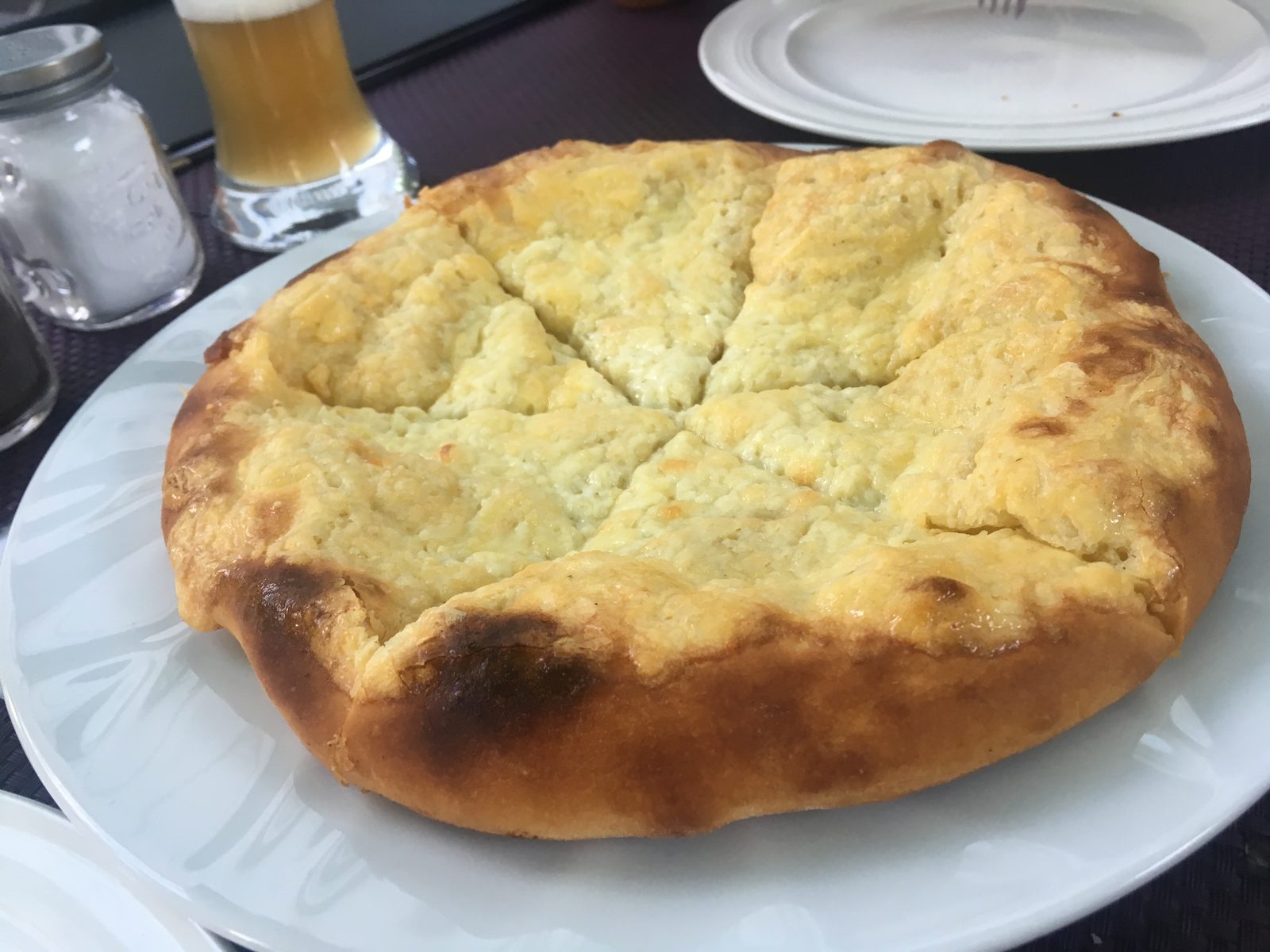 Chatschapuri „Megruli“ - Teigfladen gefüllt und überbacken mit Käse aus dem Ofen