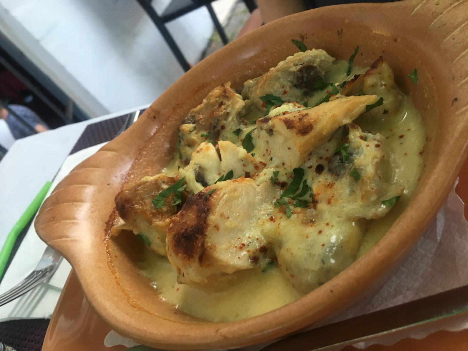 Chkmeruli - Hähnchen in Knoblauch-Creme-Fraiche-Soße aus dem Ofen