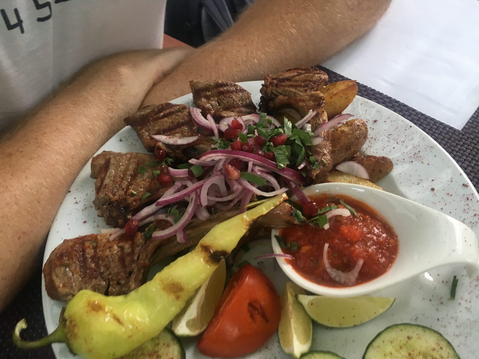 Zarte Lammkrone - Edle Lammkrone mit Zwiebeln, Kräuter und Satsebela