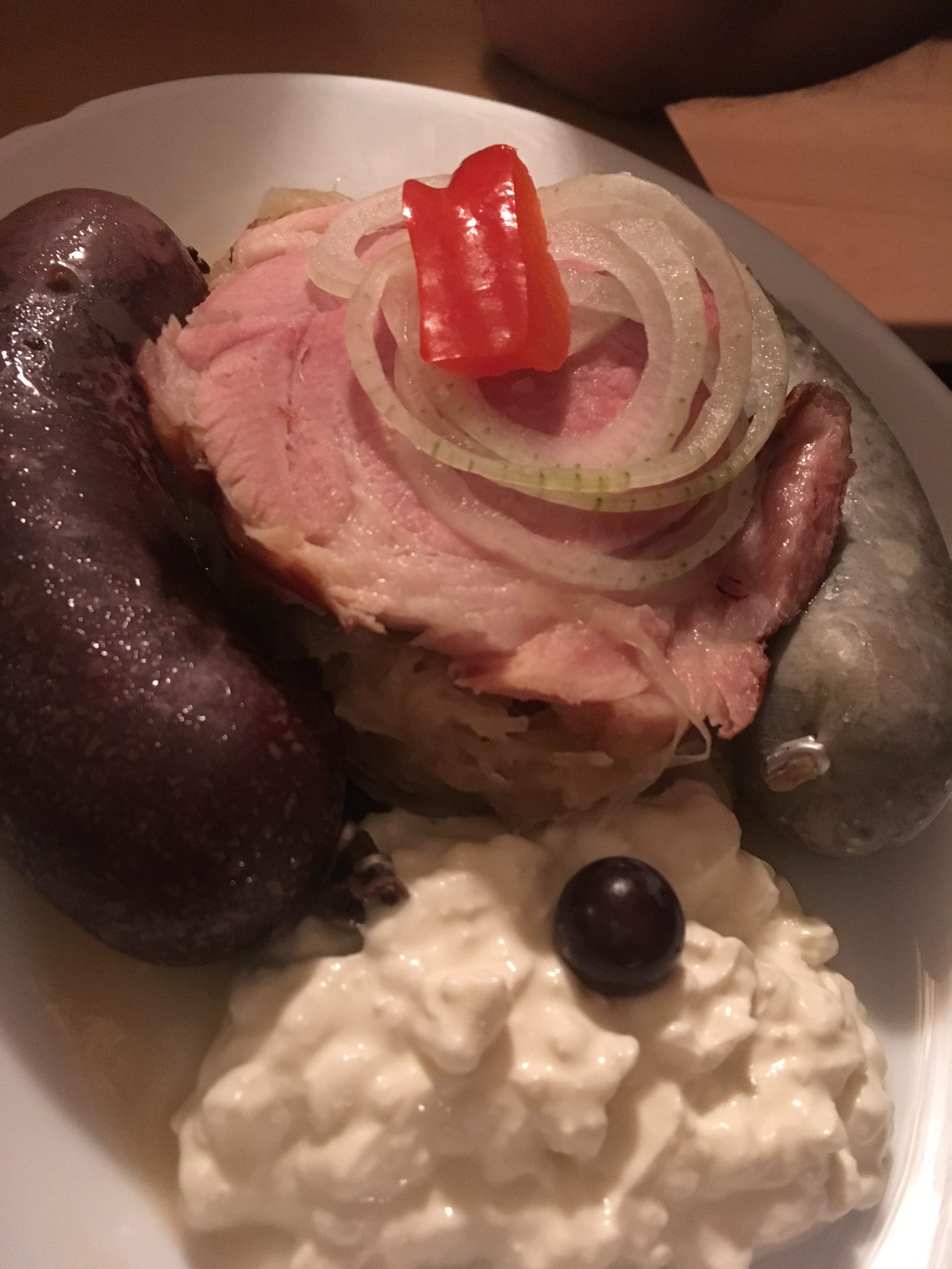 Allerlei: Schäufele, Blutwurst, Leberwurst, Sauerkraut, Frischkäse