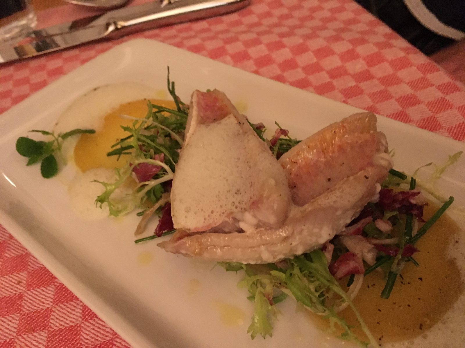 Confiertes Rotbarbenfilet 
mit Gurken-Schaum, gelber Bete-Carpaccio und Kräuter-Salat